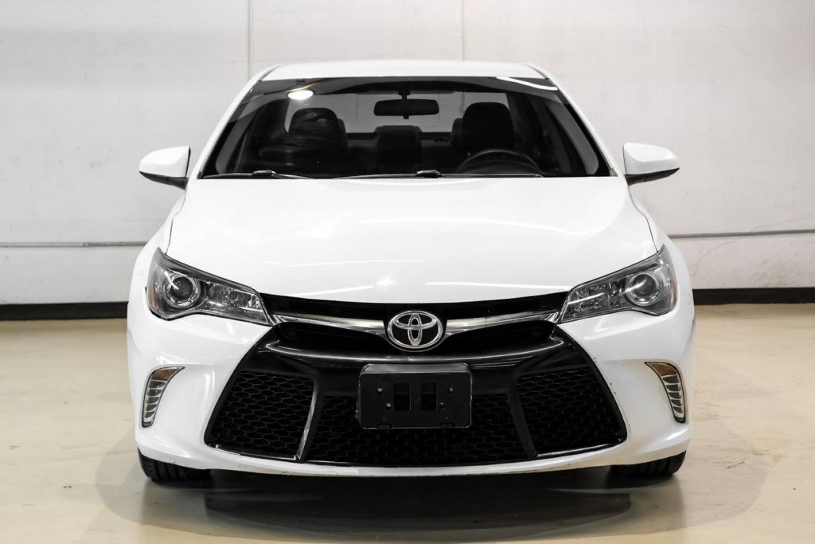 2015 Super White /Black Toyota Camry SE (4T1BF1FK6FU) with an 2.5L I4 SMPI DOHC engine, Automatic transmission, located at 15300 Midway Rd., Addison, TX, 75001, (972) 702-0011, 32.958321, -96.838074- Photo#4
