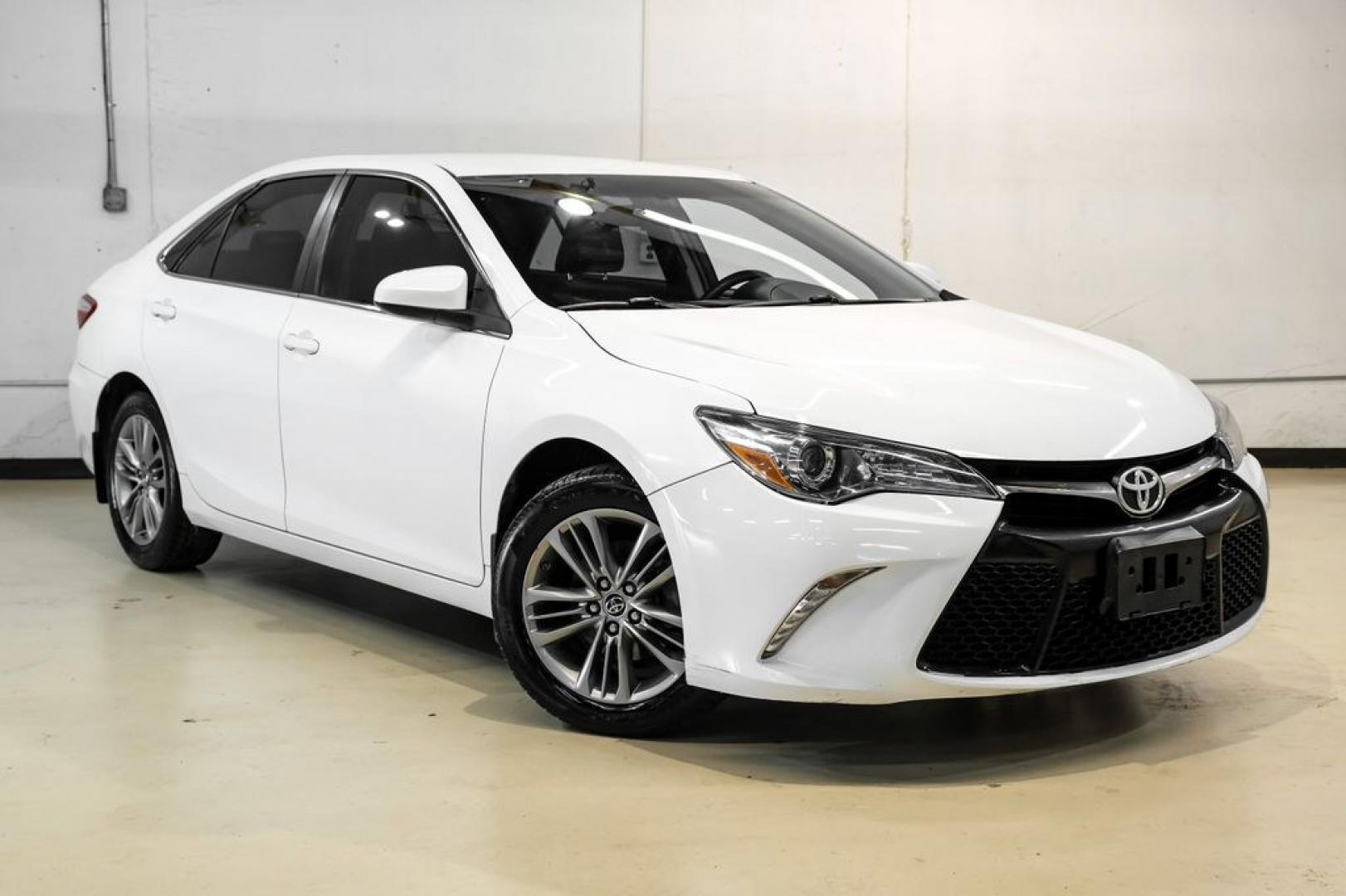 2015 Super White /Black Toyota Camry SE (4T1BF1FK6FU) with an 2.5L I4 SMPI DOHC engine, Automatic transmission, located at 15300 Midway Rd., Addison, TX, 75001, (972) 702-0011, 32.958321, -96.838074- Photo#5