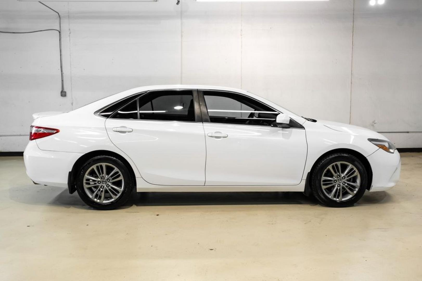 2015 Super White /Black Toyota Camry SE (4T1BF1FK6FU) with an 2.5L I4 SMPI DOHC engine, Automatic transmission, located at 15300 Midway Rd., Addison, TX, 75001, (972) 702-0011, 32.958321, -96.838074- Photo#6