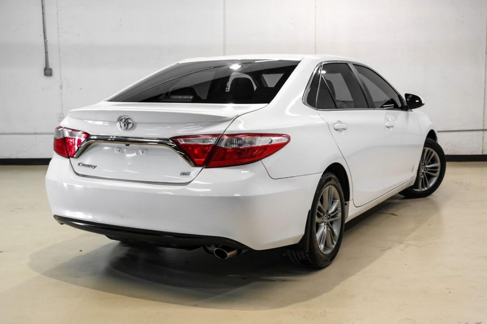 2015 Super White /Black Toyota Camry SE (4T1BF1FK6FU) with an 2.5L I4 SMPI DOHC engine, Automatic transmission, located at 15300 Midway Rd., Addison, TX, 75001, (972) 702-0011, 32.958321, -96.838074- Photo#7
