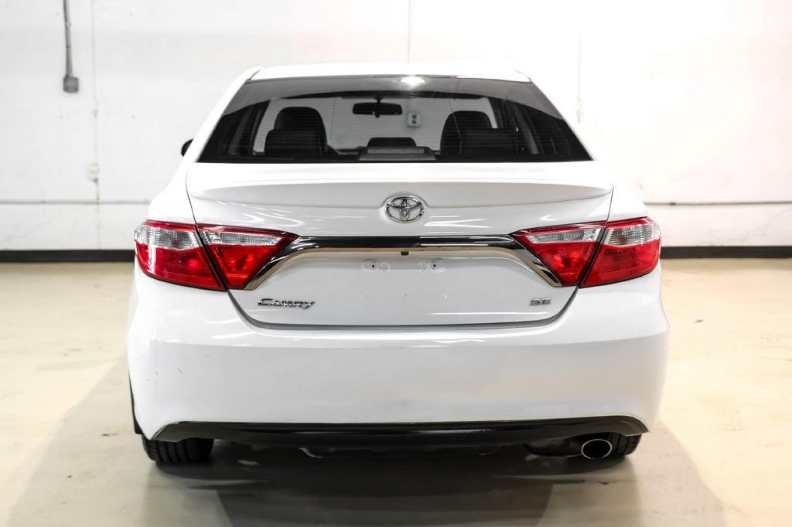 2015 Super White /Black Toyota Camry SE (4T1BF1FK6FU) with an 2.5L I4 SMPI DOHC engine, Automatic transmission, located at 15300 Midway Rd., Addison, TX, 75001, (972) 702-0011, 32.958321, -96.838074- Photo#8