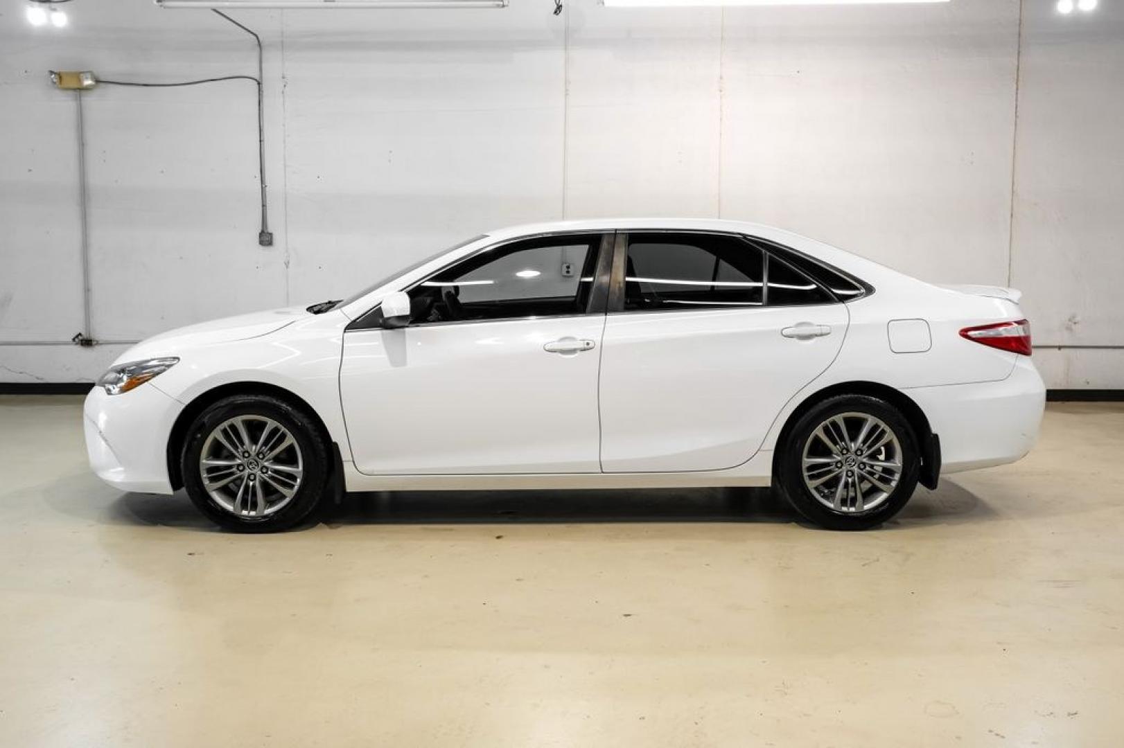 2015 Super White /Black Toyota Camry SE (4T1BF1FK6FU) with an 2.5L I4 SMPI DOHC engine, Automatic transmission, located at 15300 Midway Rd., Addison, TX, 75001, (972) 702-0011, 32.958321, -96.838074- Photo#10