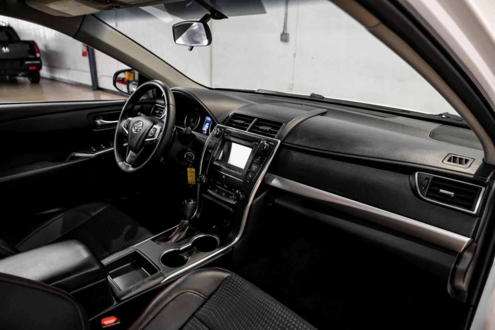 2015 Super White /Black Toyota Camry SE (4T1BF1FK6FU) with an 2.5L I4 SMPI DOHC engine, Automatic transmission, located at 15300 Midway Rd., Addison, TX, 75001, (972) 702-0011, 32.958321, -96.838074- Photo#11