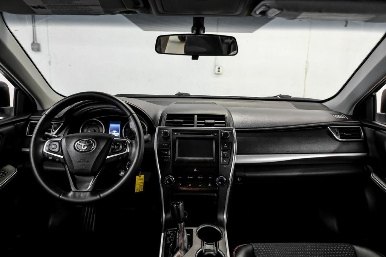 2015 Super White /Black Toyota Camry SE (4T1BF1FK6FU) with an 2.5L I4 SMPI DOHC engine, Automatic transmission, located at 15300 Midway Rd., Addison, TX, 75001, (972) 702-0011, 32.958321, -96.838074- Photo#12
