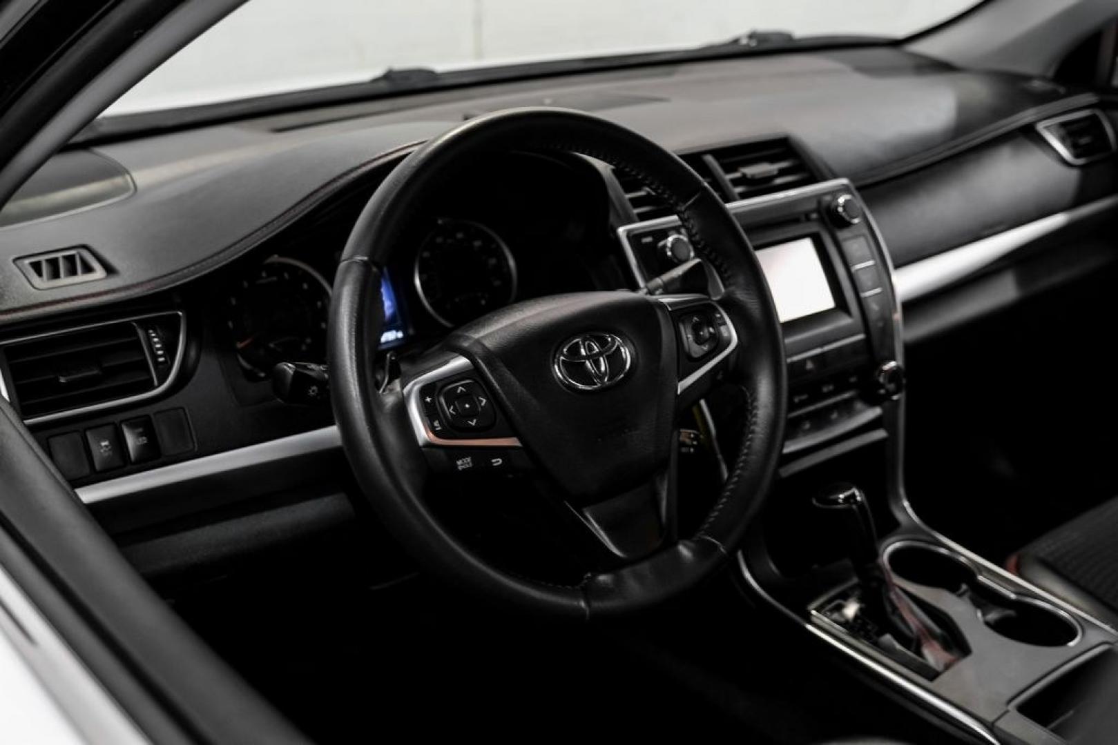 2015 Super White /Black Toyota Camry SE (4T1BF1FK6FU) with an 2.5L I4 SMPI DOHC engine, Automatic transmission, located at 15300 Midway Rd., Addison, TX, 75001, (972) 702-0011, 32.958321, -96.838074- Photo#14