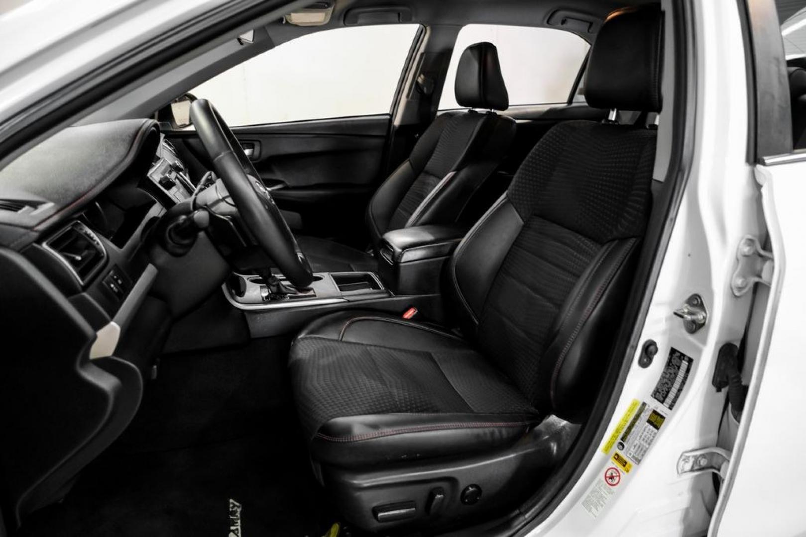 2015 Super White /Black Toyota Camry SE (4T1BF1FK6FU) with an 2.5L I4 SMPI DOHC engine, Automatic transmission, located at 15300 Midway Rd., Addison, TX, 75001, (972) 702-0011, 32.958321, -96.838074- Photo#27