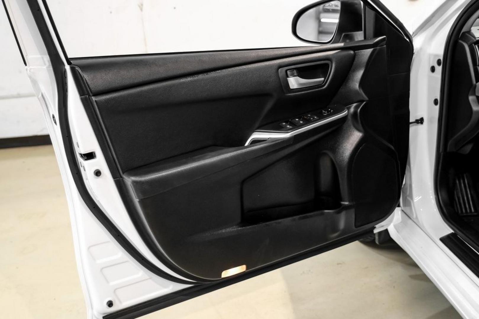 2015 Super White /Black Toyota Camry SE (4T1BF1FK6FU) with an 2.5L I4 SMPI DOHC engine, Automatic transmission, located at 15300 Midway Rd., Addison, TX, 75001, (972) 702-0011, 32.958321, -96.838074- Photo#35