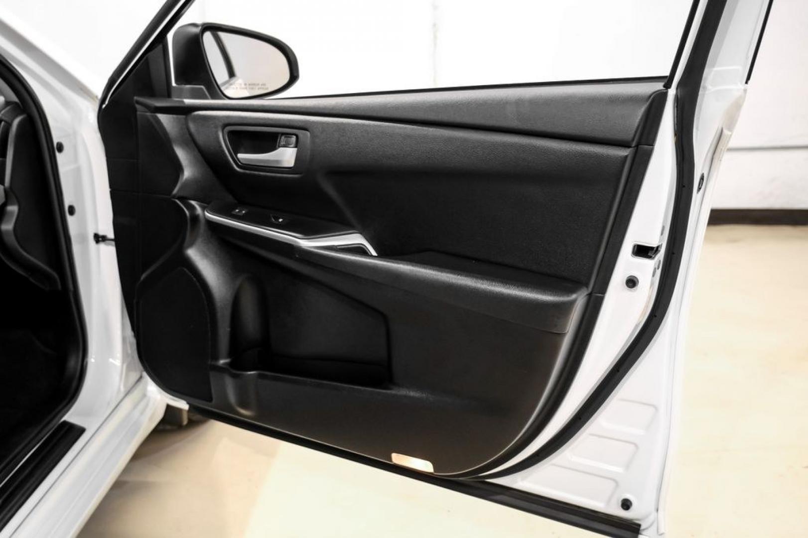 2015 Super White /Black Toyota Camry SE (4T1BF1FK6FU) with an 2.5L I4 SMPI DOHC engine, Automatic transmission, located at 15300 Midway Rd., Addison, TX, 75001, (972) 702-0011, 32.958321, -96.838074- Photo#37