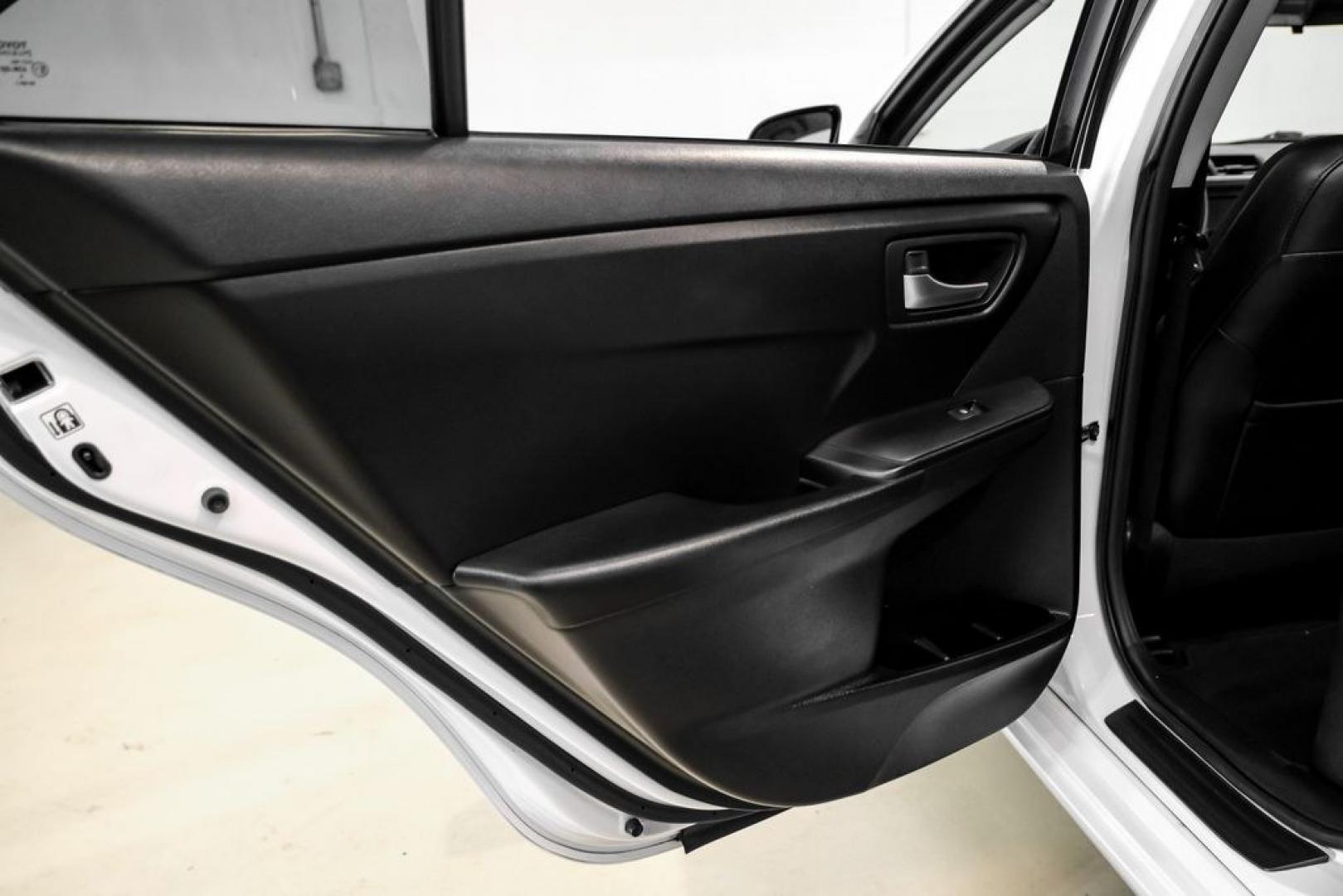 2015 Super White /Black Toyota Camry SE (4T1BF1FK6FU) with an 2.5L I4 SMPI DOHC engine, Automatic transmission, located at 15300 Midway Rd., Addison, TX, 75001, (972) 702-0011, 32.958321, -96.838074- Photo#38