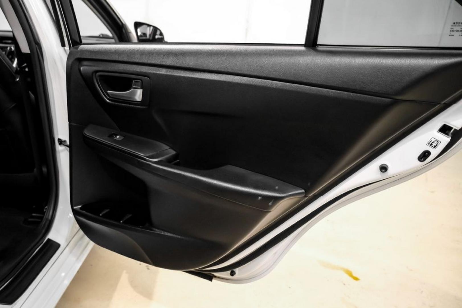 2015 Super White /Black Toyota Camry SE (4T1BF1FK6FU) with an 2.5L I4 SMPI DOHC engine, Automatic transmission, located at 15300 Midway Rd., Addison, TX, 75001, (972) 702-0011, 32.958321, -96.838074- Photo#39
