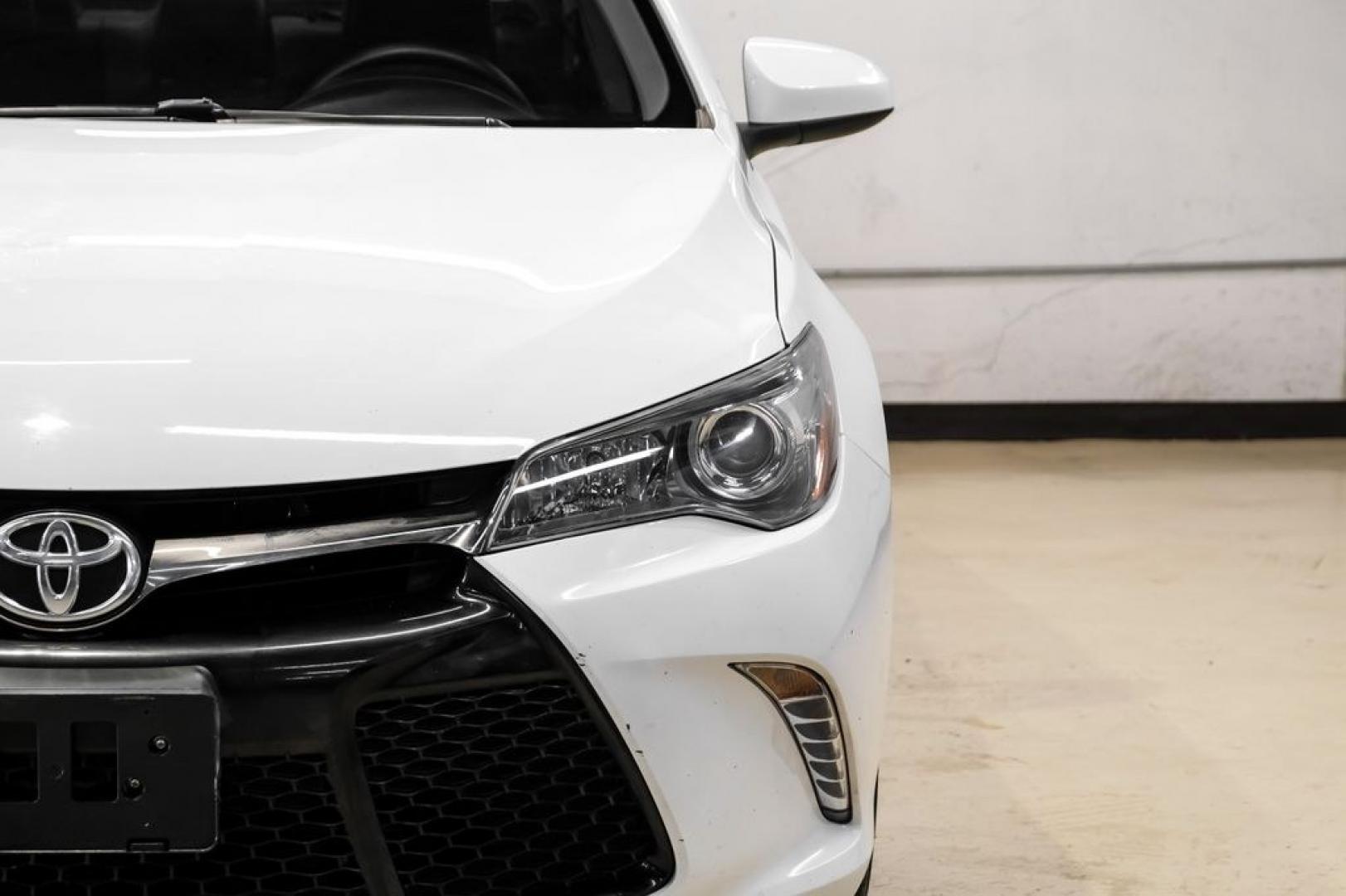 2015 Super White /Black Toyota Camry SE (4T1BF1FK6FU) with an 2.5L I4 SMPI DOHC engine, Automatic transmission, located at 15300 Midway Rd., Addison, TX, 75001, (972) 702-0011, 32.958321, -96.838074- Photo#40