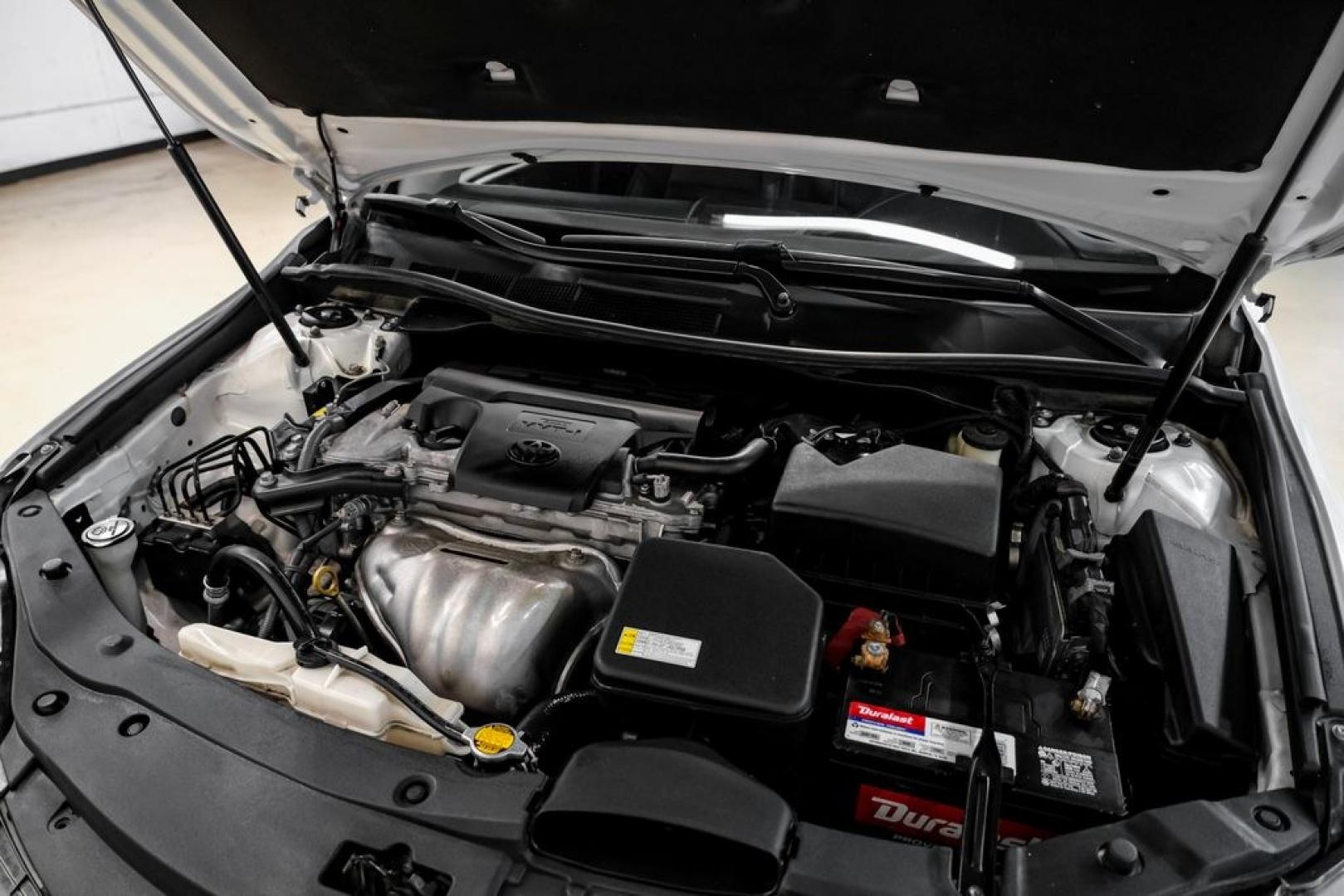 2015 Super White /Black Toyota Camry SE (4T1BF1FK6FU) with an 2.5L I4 SMPI DOHC engine, Automatic transmission, located at 15300 Midway Rd., Addison, TX, 75001, (972) 702-0011, 32.958321, -96.838074- Photo#42