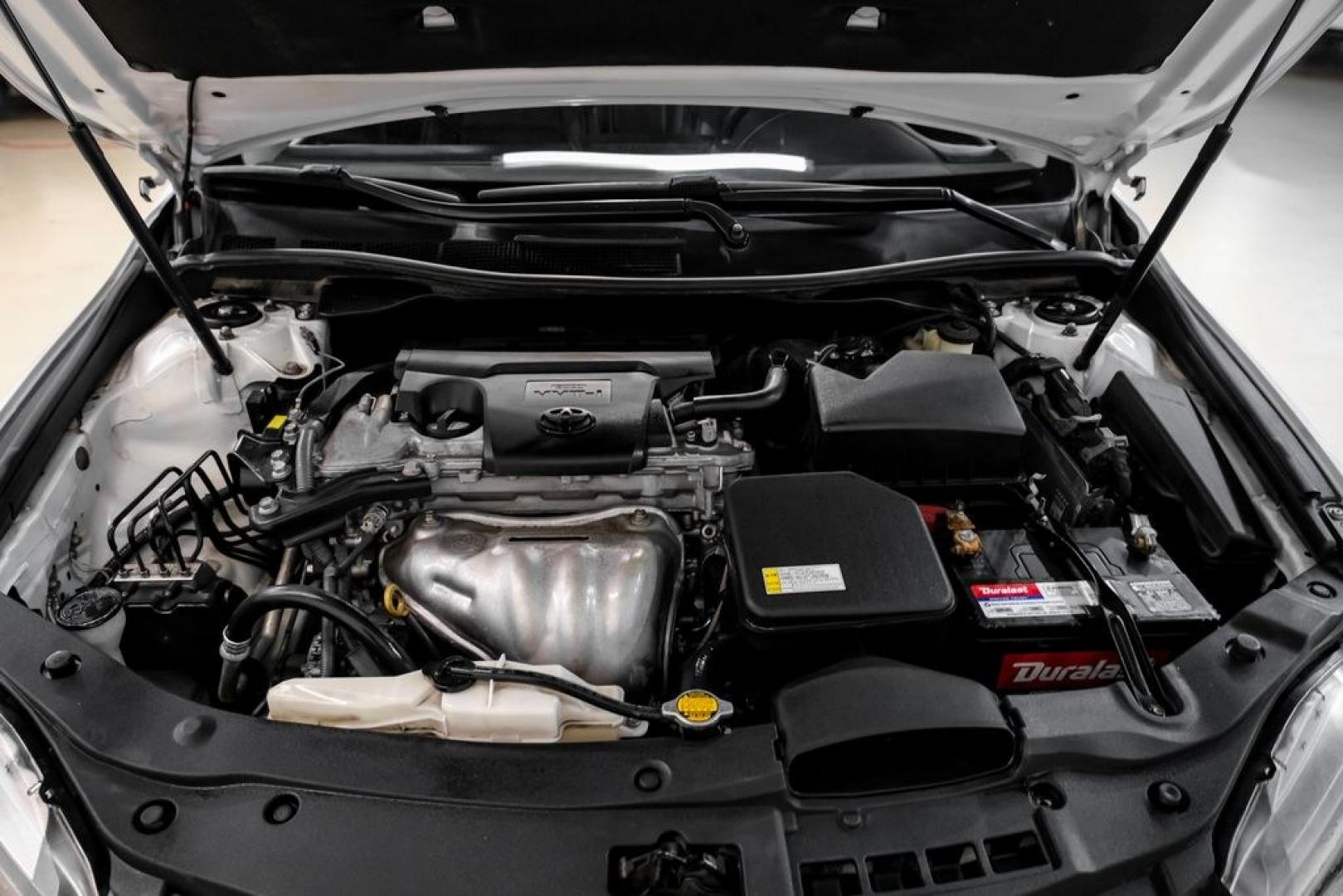 2015 Super White /Black Toyota Camry SE (4T1BF1FK6FU) with an 2.5L I4 SMPI DOHC engine, Automatic transmission, located at 15300 Midway Rd., Addison, TX, 75001, (972) 702-0011, 32.958321, -96.838074- Photo#43