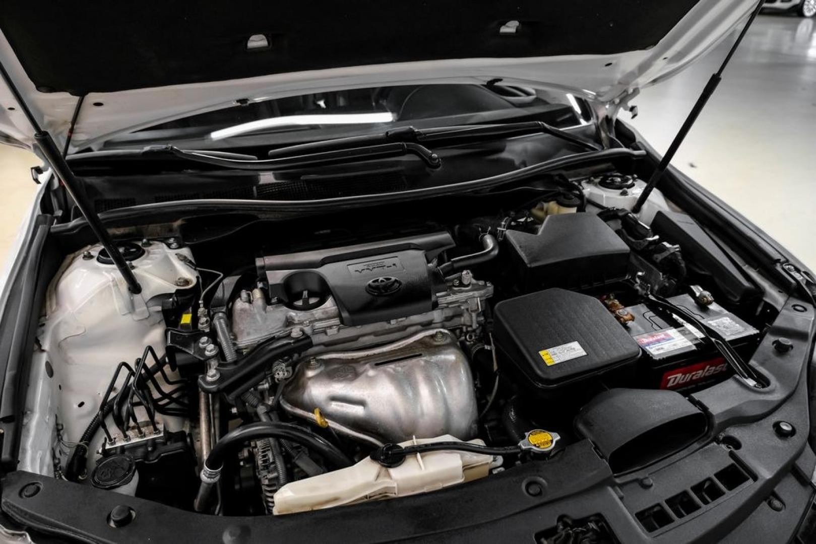 2015 Super White /Black Toyota Camry SE (4T1BF1FK6FU) with an 2.5L I4 SMPI DOHC engine, Automatic transmission, located at 15300 Midway Rd., Addison, TX, 75001, (972) 702-0011, 32.958321, -96.838074- Photo#44