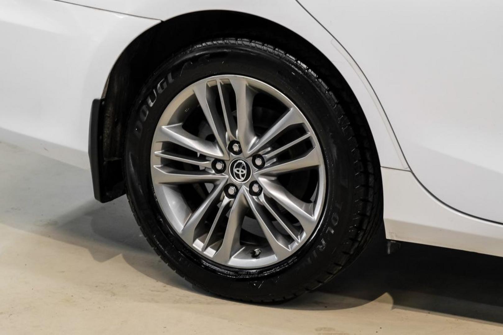 2015 Super White /Black Toyota Camry SE (4T1BF1FK6FU) with an 2.5L I4 SMPI DOHC engine, Automatic transmission, located at 15300 Midway Rd., Addison, TX, 75001, (972) 702-0011, 32.958321, -96.838074- Photo#47