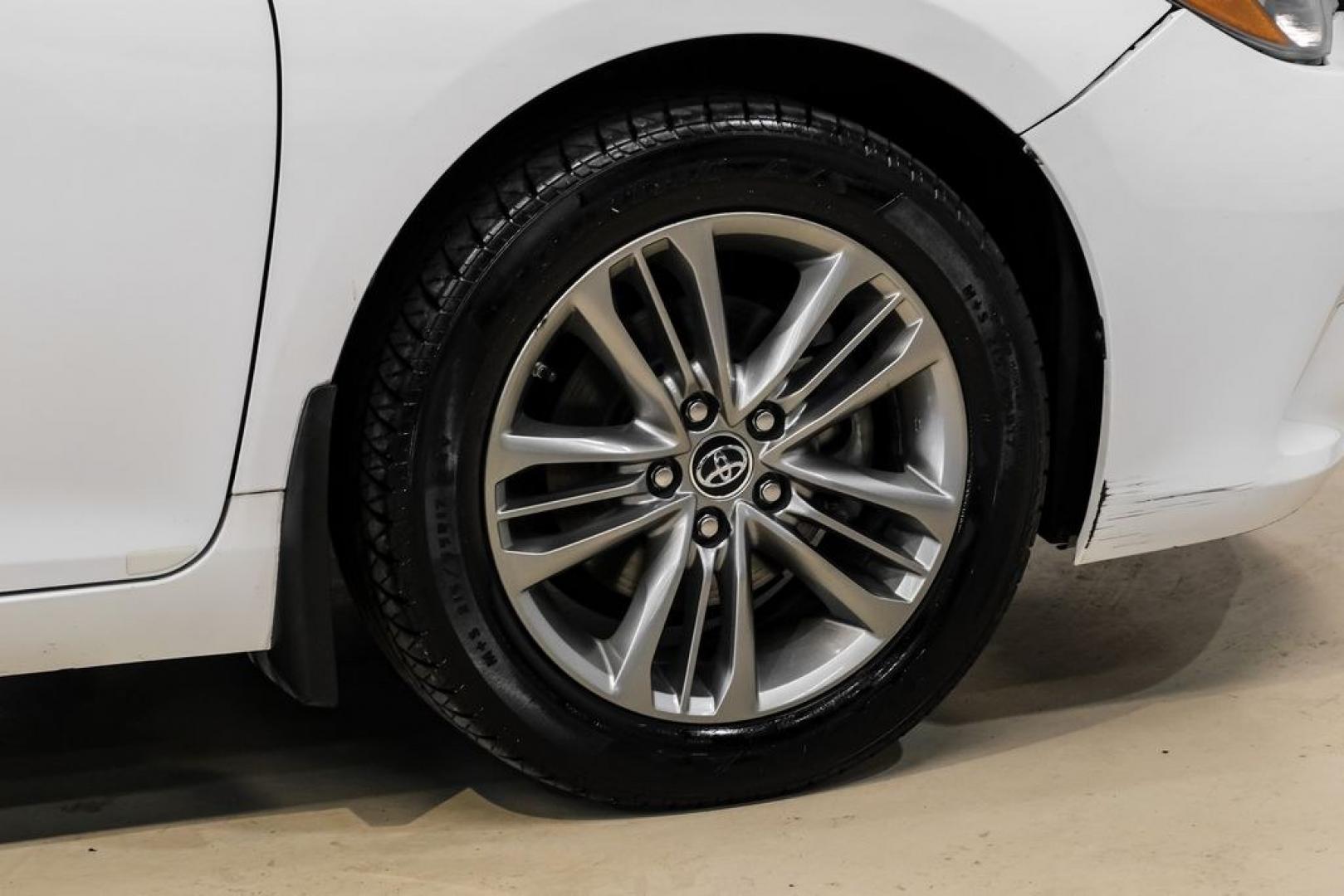 2015 Super White /Black Toyota Camry SE (4T1BF1FK6FU) with an 2.5L I4 SMPI DOHC engine, Automatic transmission, located at 15300 Midway Rd., Addison, TX, 75001, (972) 702-0011, 32.958321, -96.838074- Photo#48