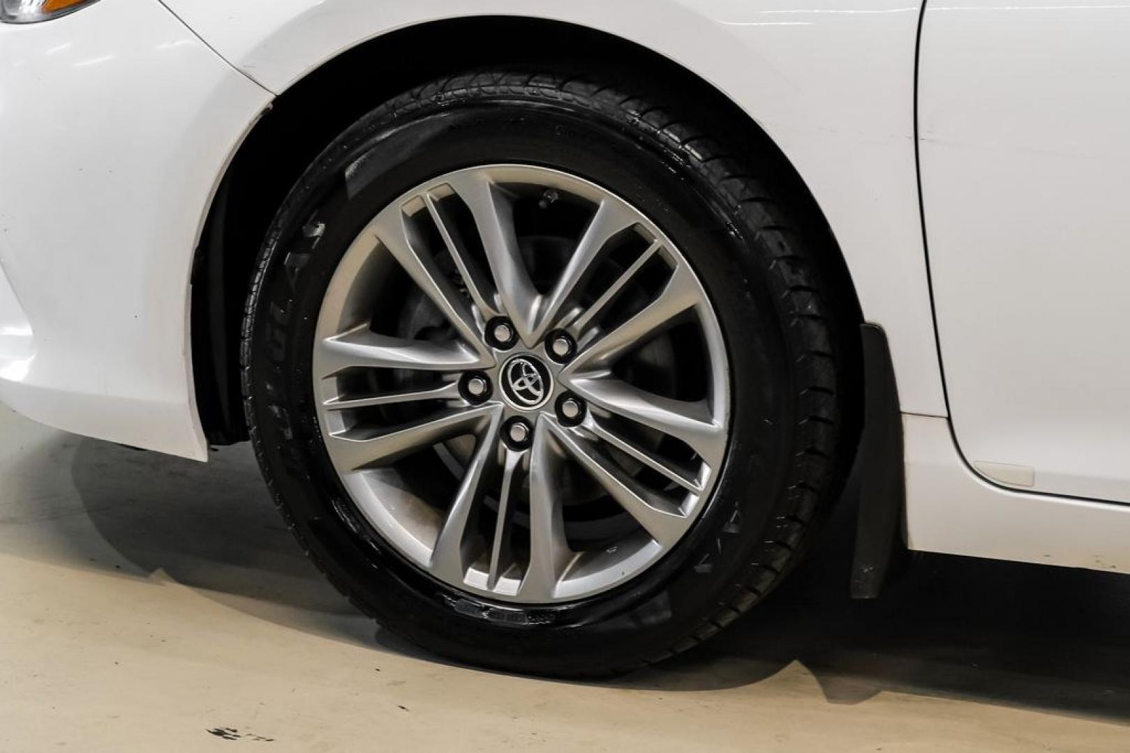 2015 Super White /Black Toyota Camry SE (4T1BF1FK6FU) with an 2.5L I4 SMPI DOHC engine, Automatic transmission, located at 15300 Midway Rd., Addison, TX, 75001, (972) 702-0011, 32.958321, -96.838074- Photo#49