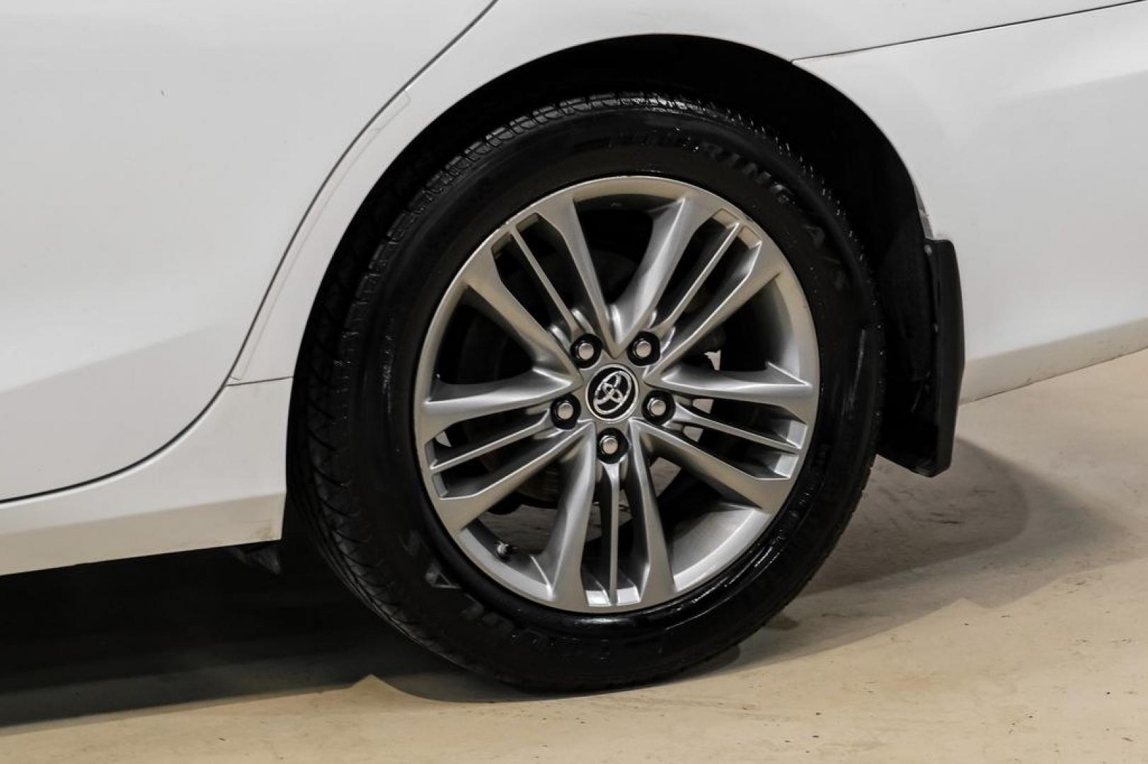 2015 Super White /Black Toyota Camry SE (4T1BF1FK6FU) with an 2.5L I4 SMPI DOHC engine, Automatic transmission, located at 15300 Midway Rd., Addison, TX, 75001, (972) 702-0011, 32.958321, -96.838074- Photo#50