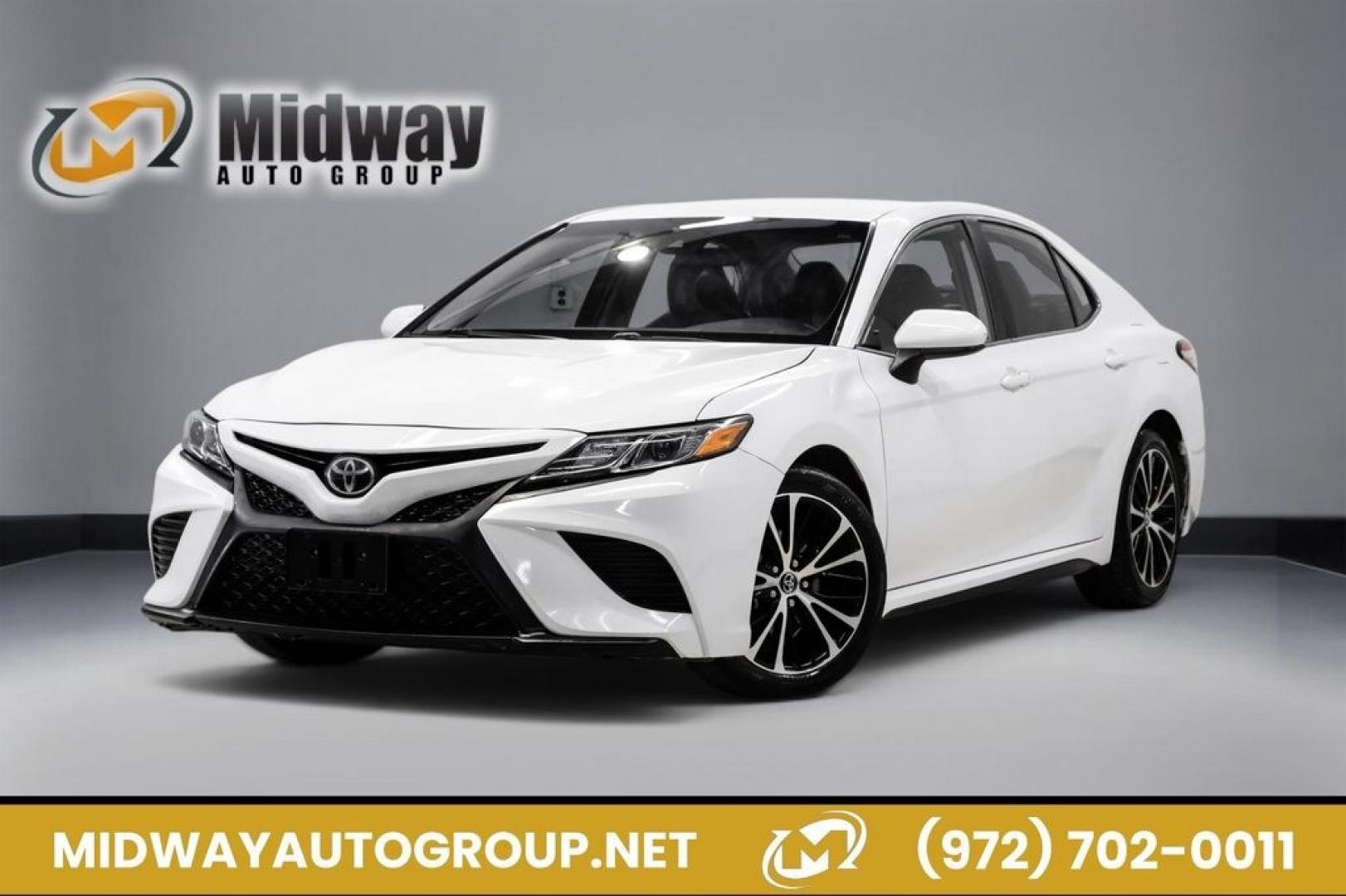 2020 Super White /Black Toyota Camry SE (4T1G11AK2LU) with an 2.5L I4 DOHC 16V engine, Automatic transmission, located at 15300 Midway Rd., Addison, TX, 75001, (972) 702-0011, 32.958321, -96.838074- Photo#0