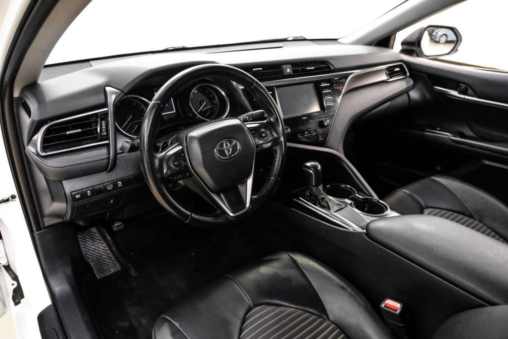 2020 Super White /Black Toyota Camry SE (4T1G11AK2LU) with an 2.5L I4 DOHC 16V engine, Automatic transmission, located at 15300 Midway Rd., Addison, TX, 75001, (972) 702-0011, 32.958321, -96.838074- Photo#2