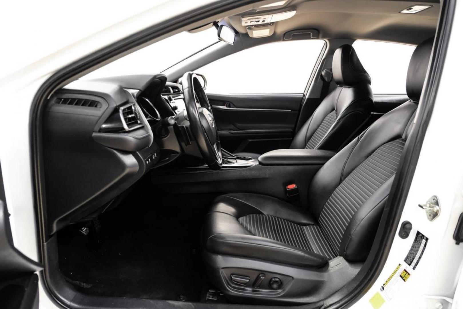 2020 Super White /Black Toyota Camry SE (4T1G11AK2LU) with an 2.5L I4 DOHC 16V engine, Automatic transmission, located at 15300 Midway Rd., Addison, TX, 75001, (972) 702-0011, 32.958321, -96.838074- Photo#3