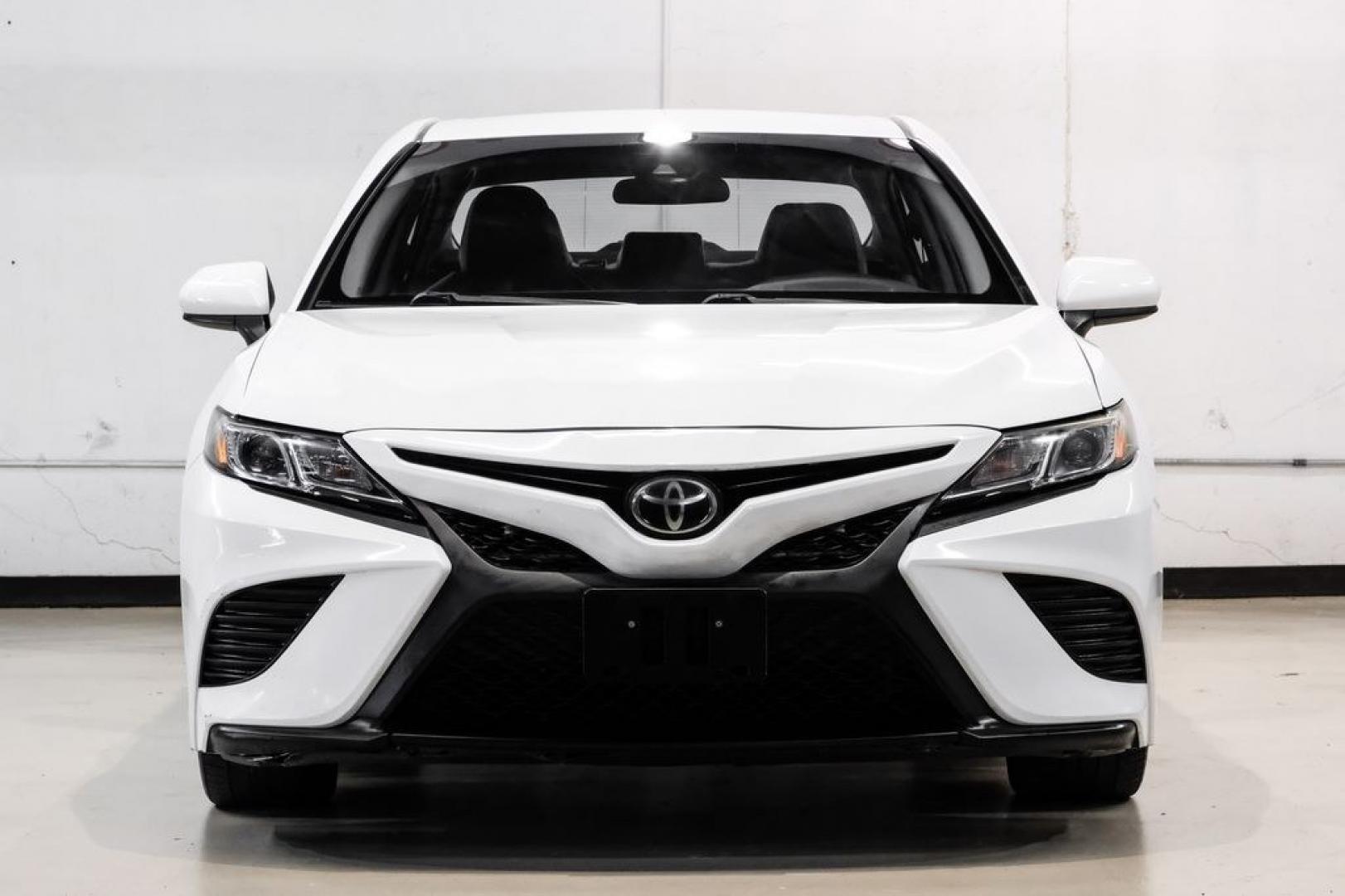 2020 Super White /Black Toyota Camry SE (4T1G11AK2LU) with an 2.5L I4 DOHC 16V engine, Automatic transmission, located at 15300 Midway Rd., Addison, TX, 75001, (972) 702-0011, 32.958321, -96.838074- Photo#4