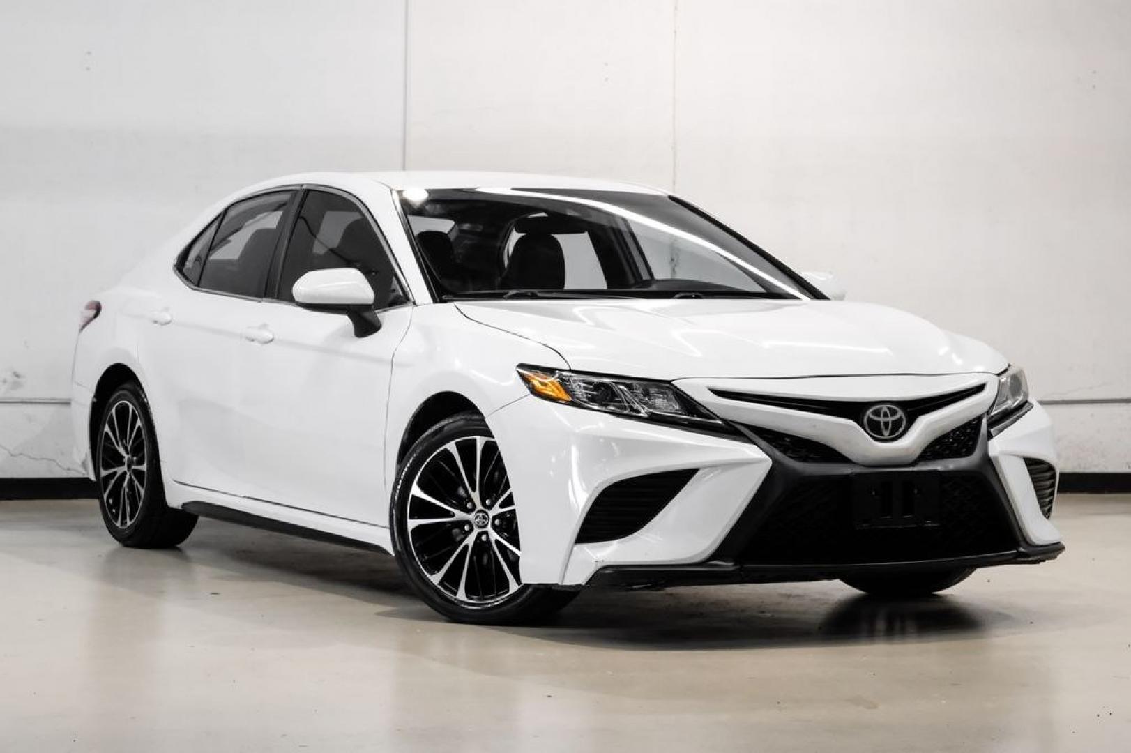 2020 Super White /Black Toyota Camry SE (4T1G11AK2LU) with an 2.5L I4 DOHC 16V engine, Automatic transmission, located at 15300 Midway Rd., Addison, TX, 75001, (972) 702-0011, 32.958321, -96.838074- Photo#5