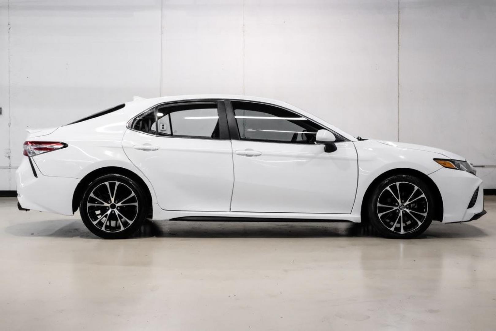 2020 Super White /Black Toyota Camry SE (4T1G11AK2LU) with an 2.5L I4 DOHC 16V engine, Automatic transmission, located at 15300 Midway Rd., Addison, TX, 75001, (972) 702-0011, 32.958321, -96.838074- Photo#6