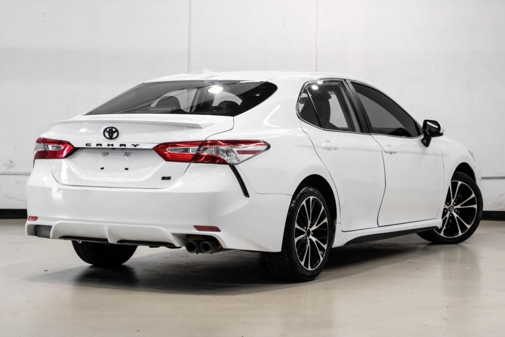 2020 Super White /Black Toyota Camry SE (4T1G11AK2LU) with an 2.5L I4 DOHC 16V engine, Automatic transmission, located at 15300 Midway Rd., Addison, TX, 75001, (972) 702-0011, 32.958321, -96.838074- Photo#7