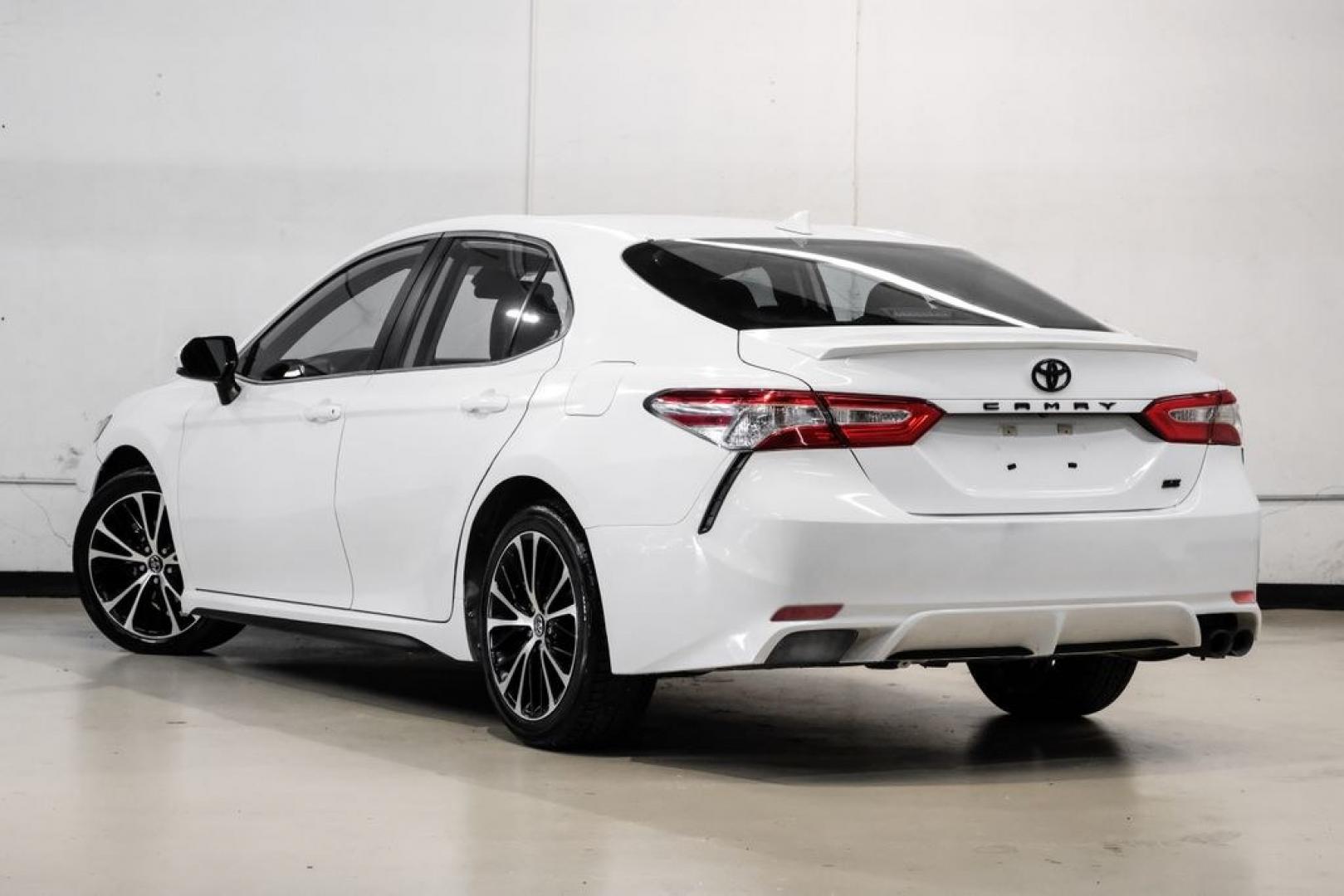 2020 Super White /Black Toyota Camry SE (4T1G11AK2LU) with an 2.5L I4 DOHC 16V engine, Automatic transmission, located at 15300 Midway Rd., Addison, TX, 75001, (972) 702-0011, 32.958321, -96.838074- Photo#9