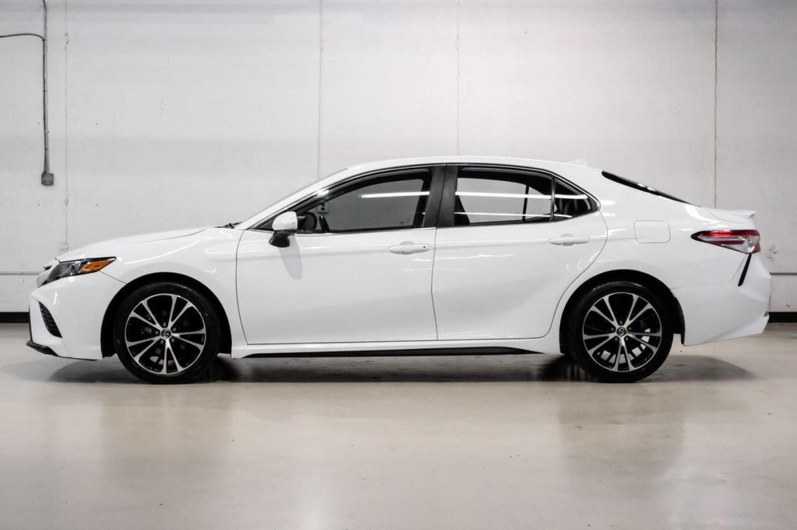 2020 Super White /Black Toyota Camry SE (4T1G11AK2LU) with an 2.5L I4 DOHC 16V engine, Automatic transmission, located at 15300 Midway Rd., Addison, TX, 75001, (972) 702-0011, 32.958321, -96.838074- Photo#10