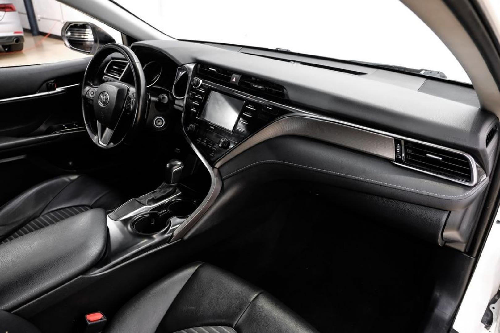 2020 Super White /Black Toyota Camry SE (4T1G11AK2LU) with an 2.5L I4 DOHC 16V engine, Automatic transmission, located at 15300 Midway Rd., Addison, TX, 75001, (972) 702-0011, 32.958321, -96.838074- Photo#11