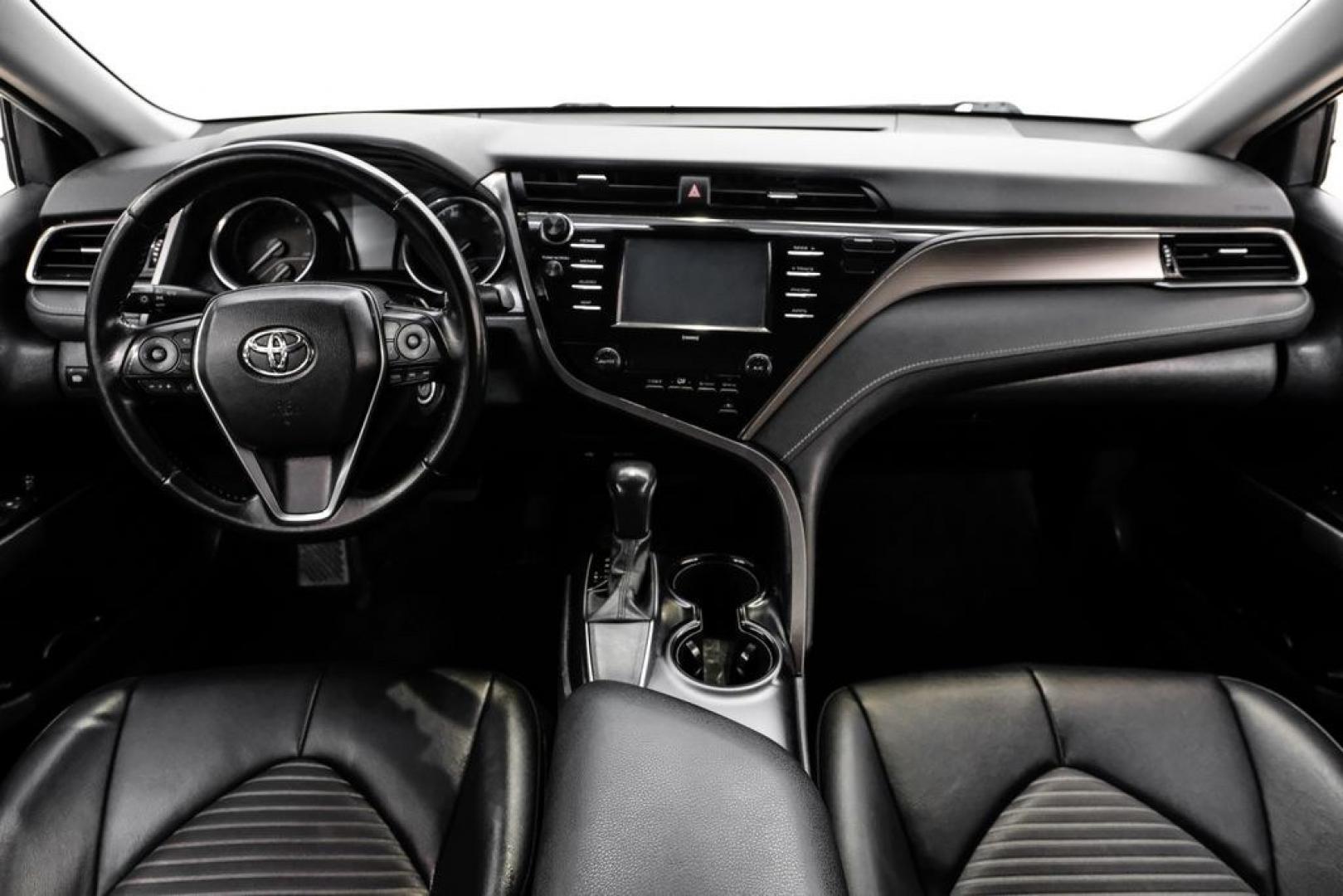 2020 Super White /Black Toyota Camry SE (4T1G11AK2LU) with an 2.5L I4 DOHC 16V engine, Automatic transmission, located at 15300 Midway Rd., Addison, TX, 75001, (972) 702-0011, 32.958321, -96.838074- Photo#12