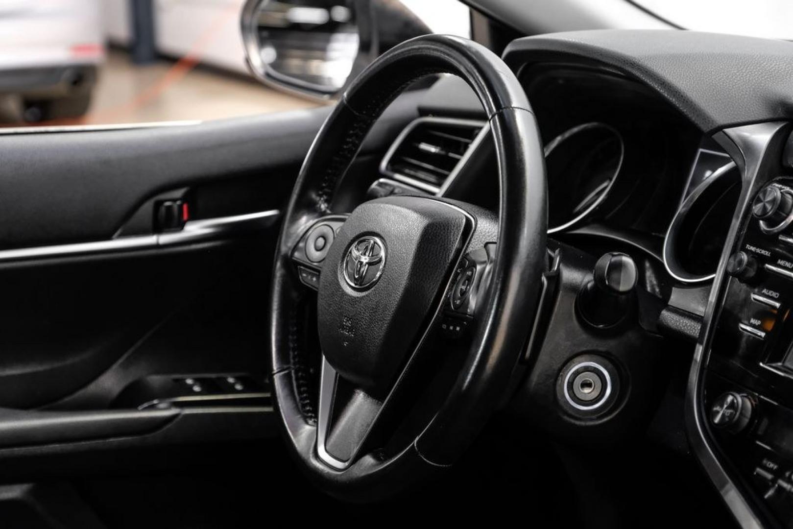 2020 Super White /Black Toyota Camry SE (4T1G11AK2LU) with an 2.5L I4 DOHC 16V engine, Automatic transmission, located at 15300 Midway Rd., Addison, TX, 75001, (972) 702-0011, 32.958321, -96.838074- Photo#13