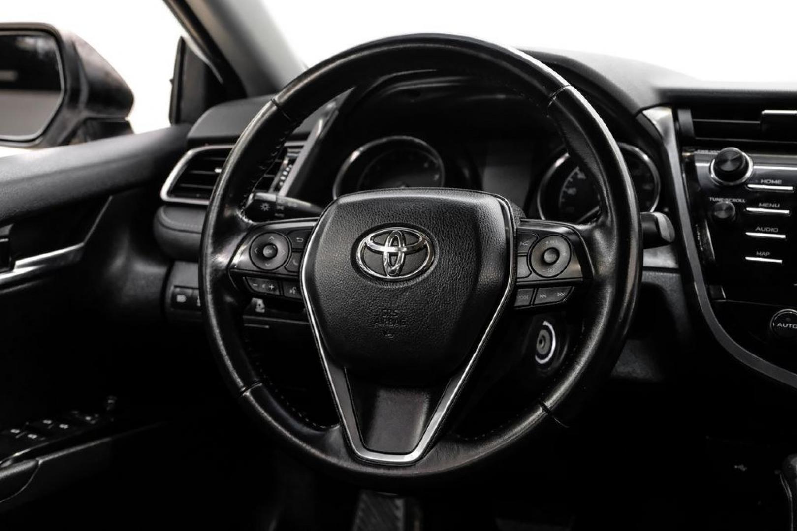 2020 Super White /Black Toyota Camry SE (4T1G11AK2LU) with an 2.5L I4 DOHC 16V engine, Automatic transmission, located at 15300 Midway Rd., Addison, TX, 75001, (972) 702-0011, 32.958321, -96.838074- Photo#15