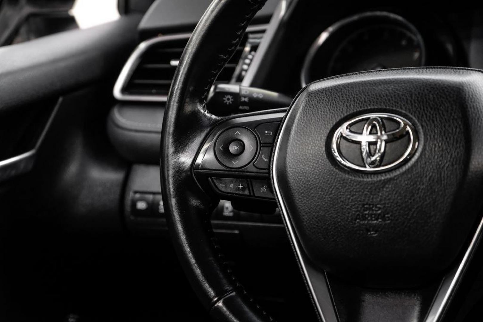 2020 Super White /Black Toyota Camry SE (4T1G11AK2LU) with an 2.5L I4 DOHC 16V engine, Automatic transmission, located at 15300 Midway Rd., Addison, TX, 75001, (972) 702-0011, 32.958321, -96.838074- Photo#16