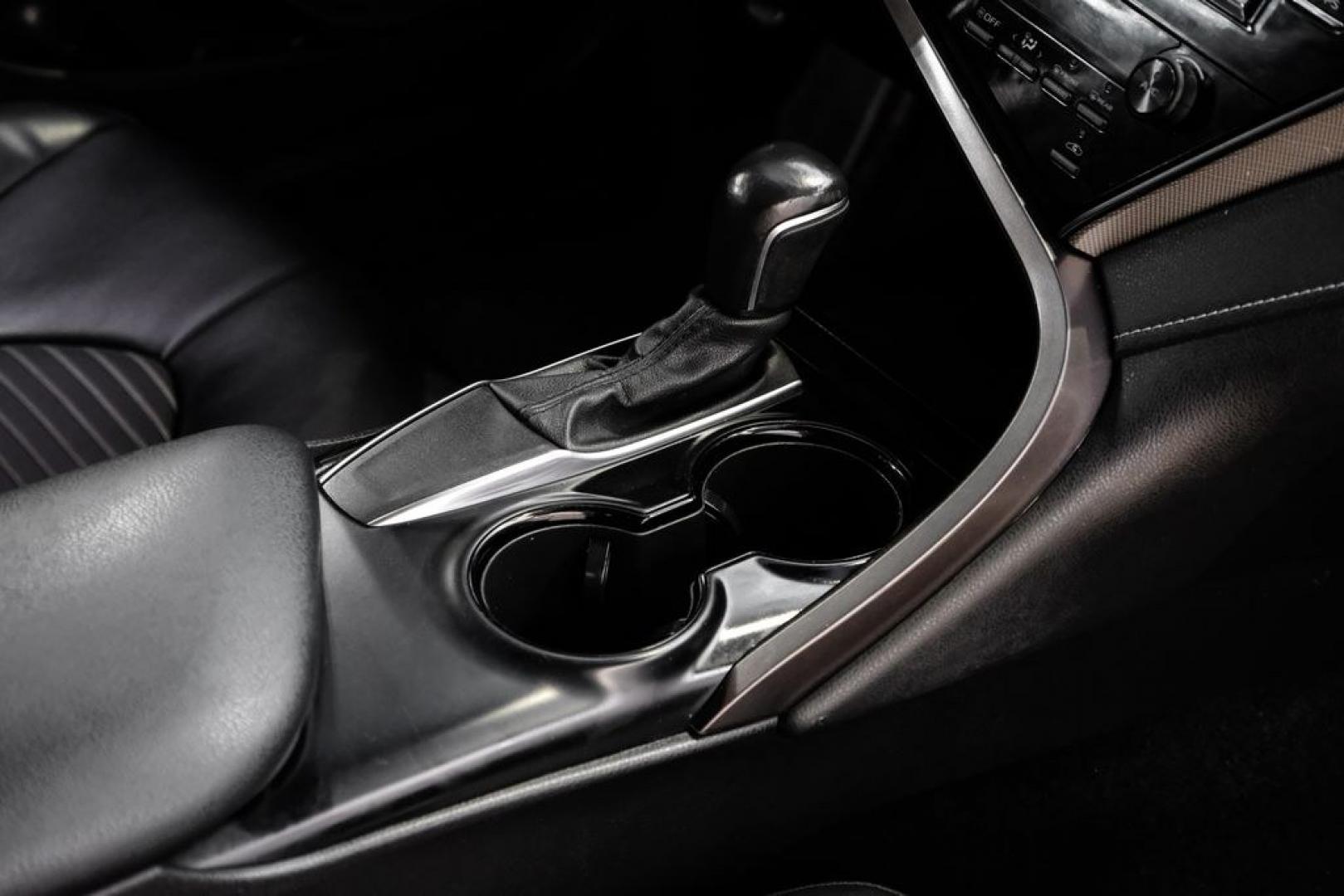 2020 Super White /Black Toyota Camry SE (4T1G11AK2LU) with an 2.5L I4 DOHC 16V engine, Automatic transmission, located at 15300 Midway Rd., Addison, TX, 75001, (972) 702-0011, 32.958321, -96.838074- Photo#21
