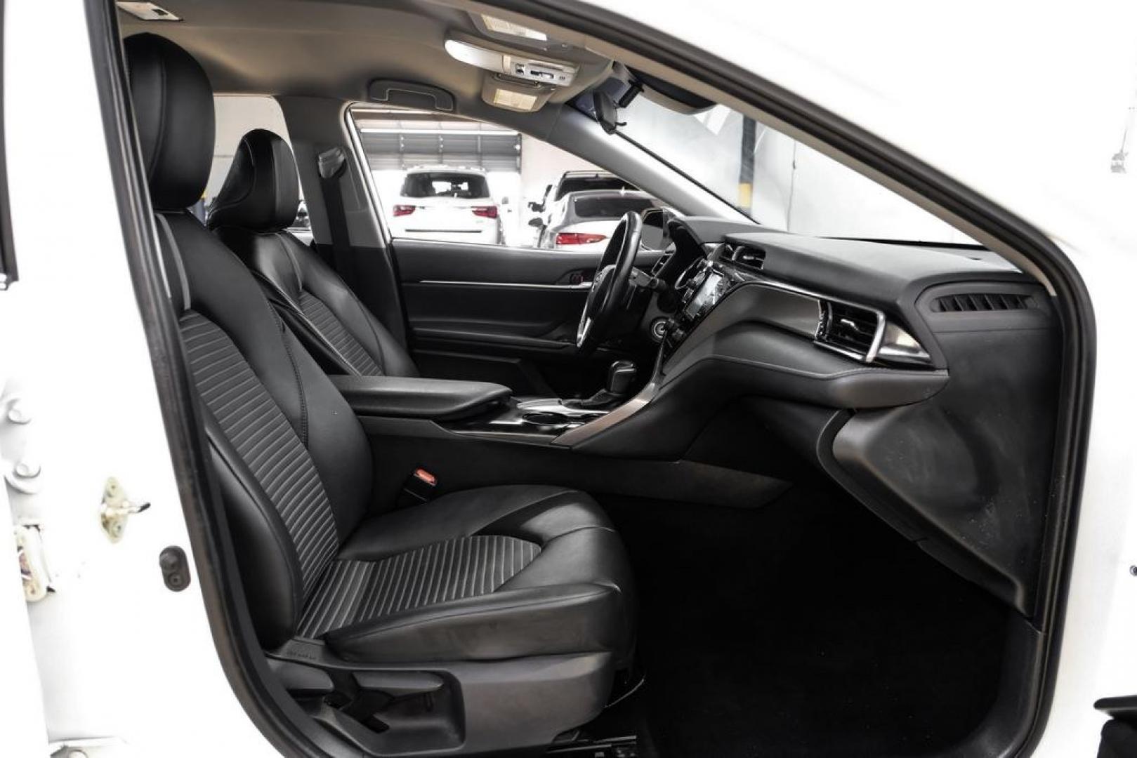 2020 Super White /Black Toyota Camry SE (4T1G11AK2LU) with an 2.5L I4 DOHC 16V engine, Automatic transmission, located at 15300 Midway Rd., Addison, TX, 75001, (972) 702-0011, 32.958321, -96.838074- Photo#30