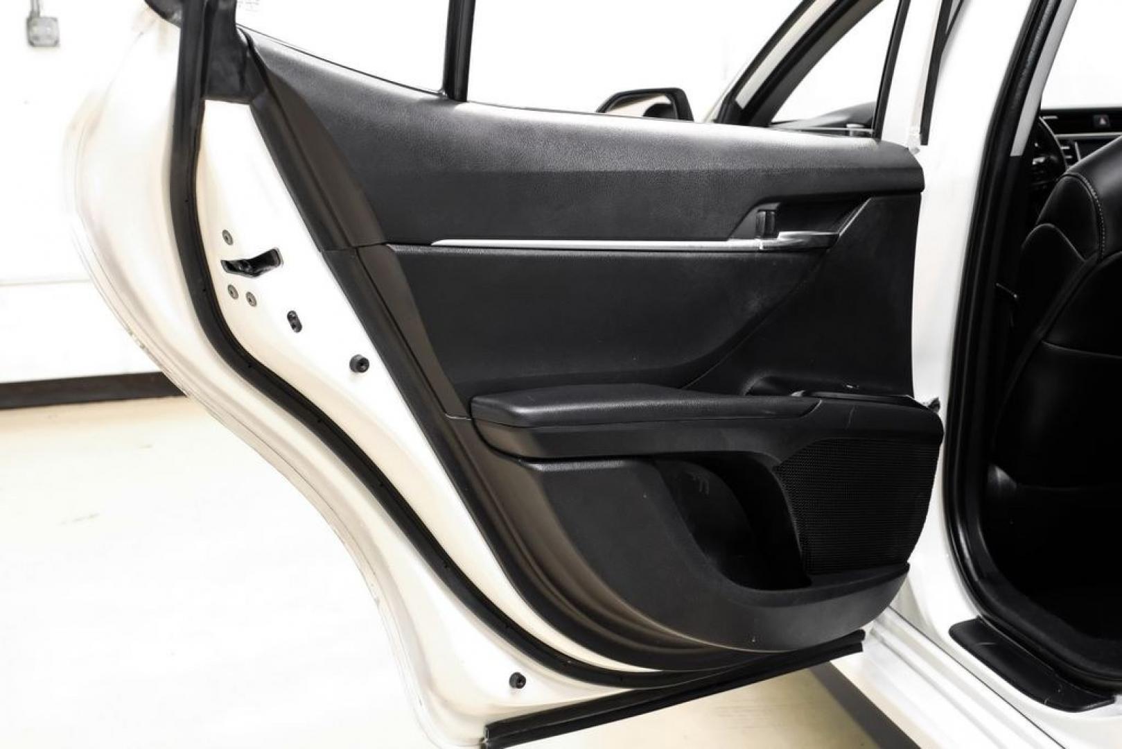2020 Super White /Black Toyota Camry SE (4T1G11AK2LU) with an 2.5L I4 DOHC 16V engine, Automatic transmission, located at 15300 Midway Rd., Addison, TX, 75001, (972) 702-0011, 32.958321, -96.838074- Photo#40