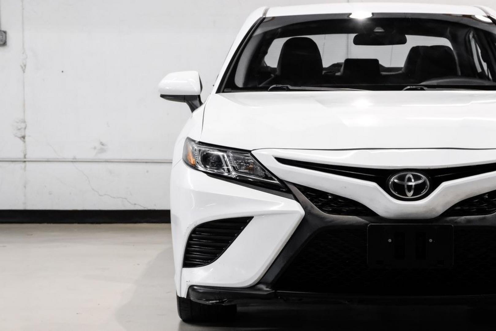 2020 Super White /Black Toyota Camry SE (4T1G11AK2LU) with an 2.5L I4 DOHC 16V engine, Automatic transmission, located at 15300 Midway Rd., Addison, TX, 75001, (972) 702-0011, 32.958321, -96.838074- Photo#41