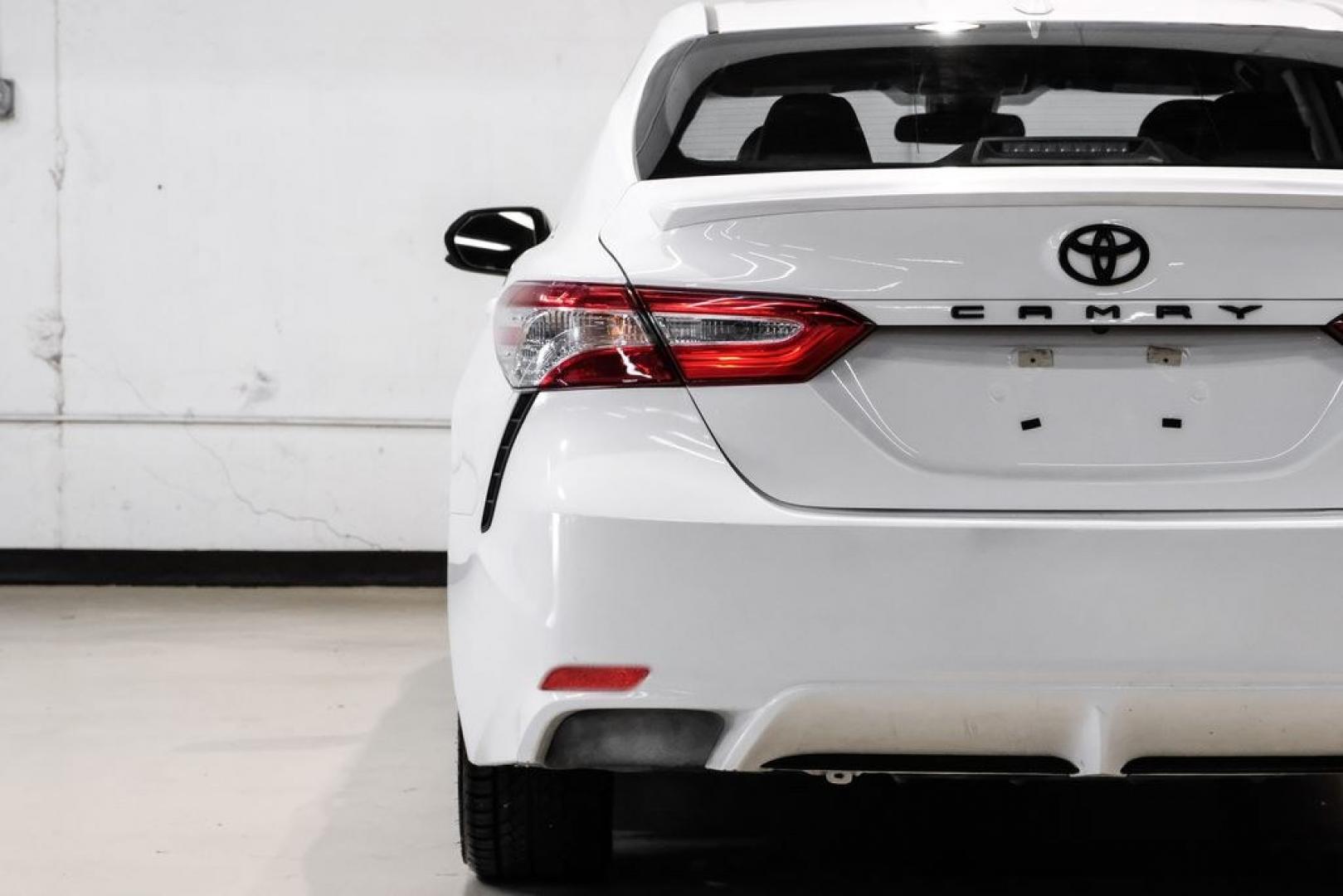 2020 Super White /Black Toyota Camry SE (4T1G11AK2LU) with an 2.5L I4 DOHC 16V engine, Automatic transmission, located at 15300 Midway Rd., Addison, TX, 75001, (972) 702-0011, 32.958321, -96.838074- Photo#42