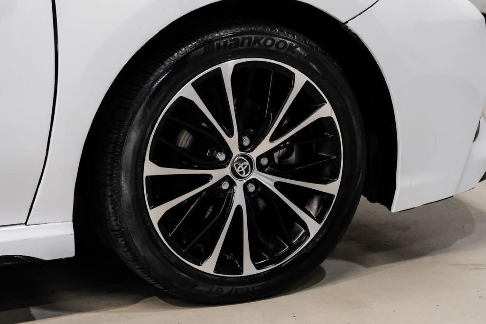 2020 Super White /Black Toyota Camry SE (4T1G11AK2LU) with an 2.5L I4 DOHC 16V engine, Automatic transmission, located at 15300 Midway Rd., Addison, TX, 75001, (972) 702-0011, 32.958321, -96.838074- Photo#50