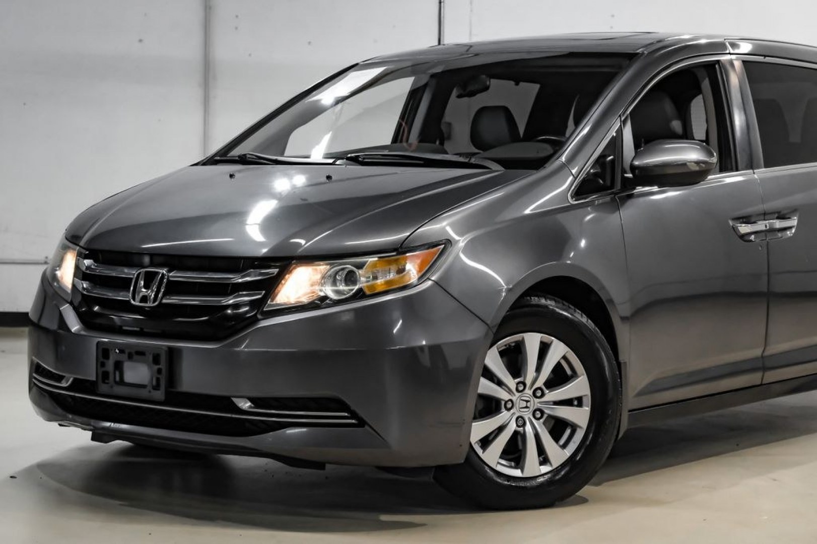 2014 Modern Steel Metallic /Beige Honda Odyssey EX-L (5FNRL5H69EB) with an 3.5L V6 SOHC i-VTEC 24V engine, Automatic transmission, located at 15300 Midway Rd., Addison, TX, 75001, (972) 702-0011, 32.958321, -96.838074- Photo#5