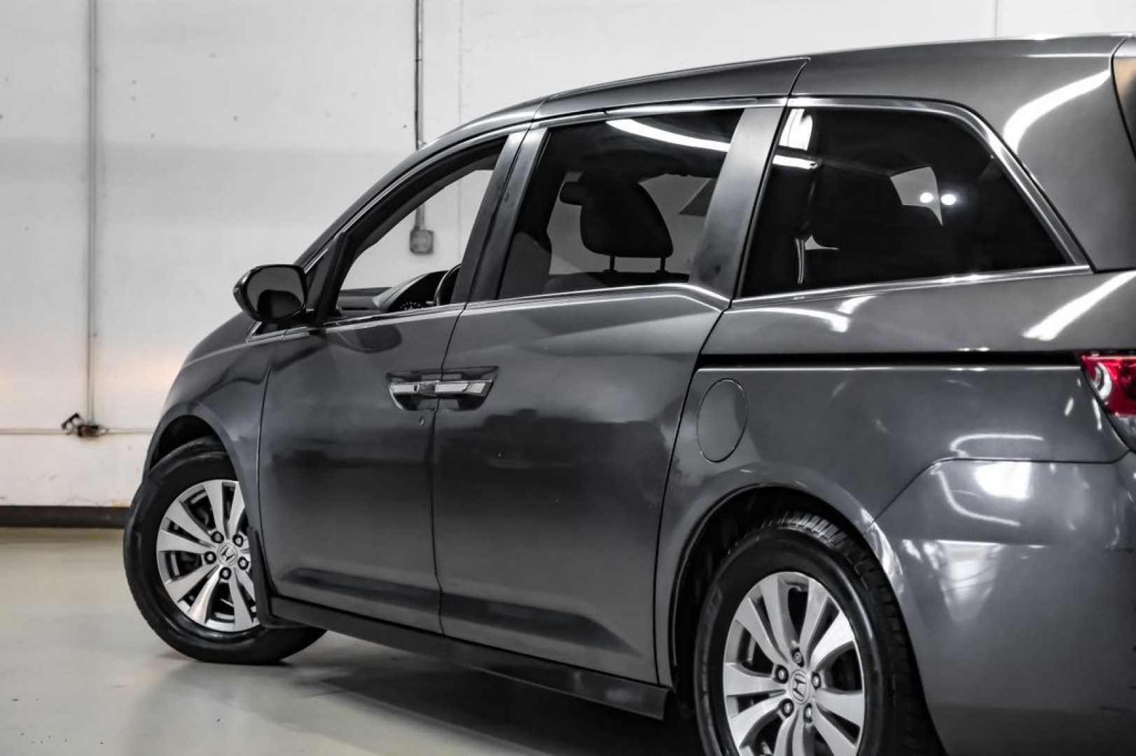 2014 Modern Steel Metallic /Beige Honda Odyssey EX-L (5FNRL5H69EB) with an 3.5L V6 SOHC i-VTEC 24V engine, Automatic transmission, located at 15300 Midway Rd., Addison, TX, 75001, (972) 702-0011, 32.958321, -96.838074- Photo#13