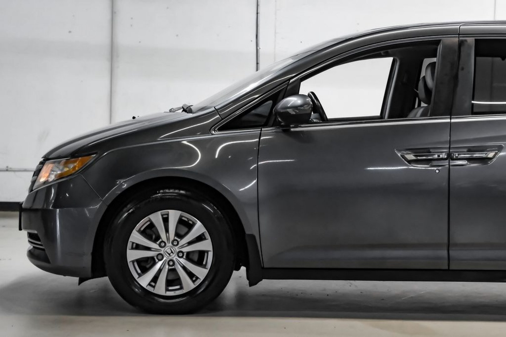 2014 Modern Steel Metallic /Beige Honda Odyssey EX-L (5FNRL5H69EB) with an 3.5L V6 SOHC i-VTEC 24V engine, Automatic transmission, located at 15300 Midway Rd., Addison, TX, 75001, (972) 702-0011, 32.958321, -96.838074- Photo#16