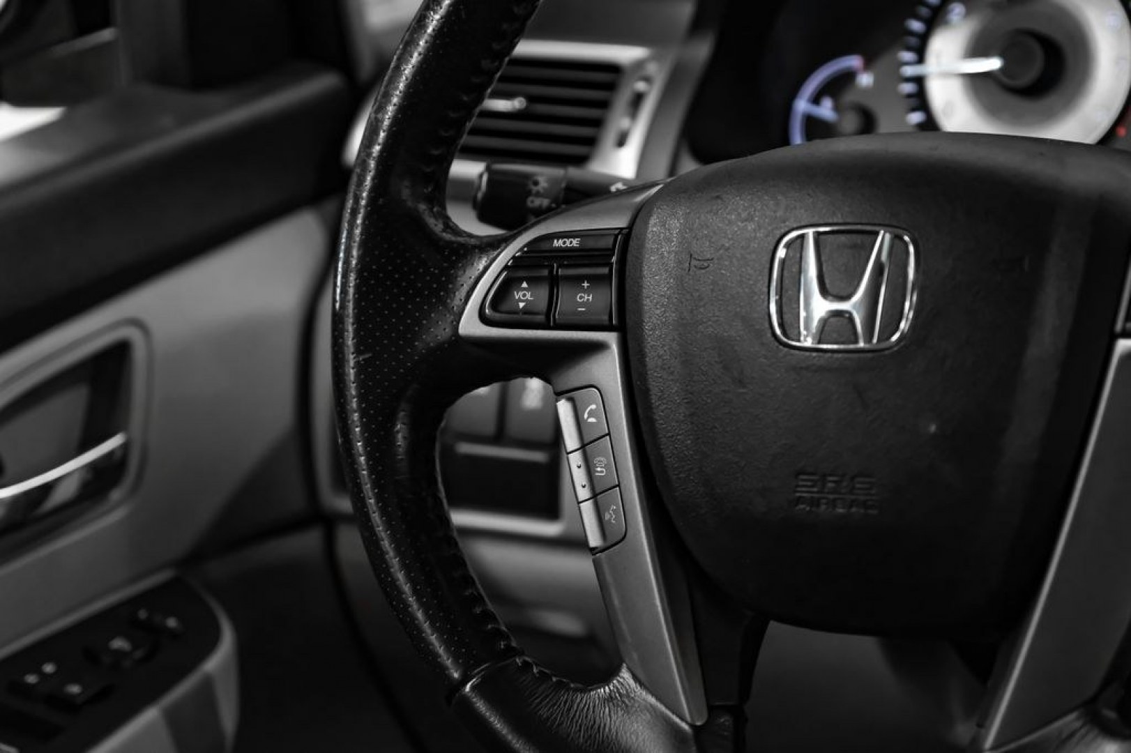 2014 Modern Steel Metallic /Beige Honda Odyssey EX-L (5FNRL5H69EB) with an 3.5L V6 SOHC i-VTEC 24V engine, Automatic transmission, located at 15300 Midway Rd., Addison, TX, 75001, (972) 702-0011, 32.958321, -96.838074- Photo#22