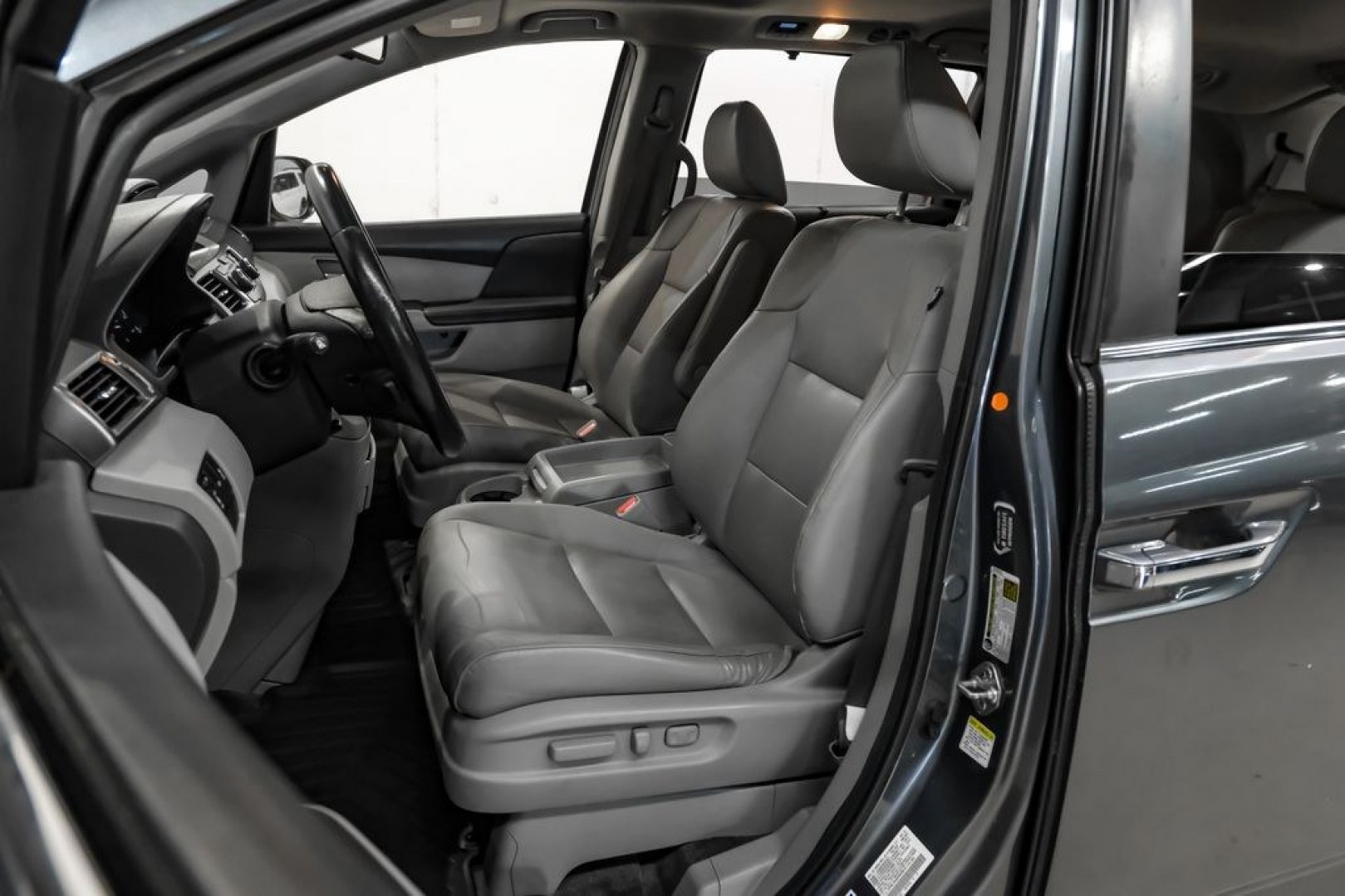 2014 Modern Steel Metallic /Beige Honda Odyssey EX-L (5FNRL5H69EB) with an 3.5L V6 SOHC i-VTEC 24V engine, Automatic transmission, located at 15300 Midway Rd., Addison, TX, 75001, (972) 702-0011, 32.958321, -96.838074- Photo#32