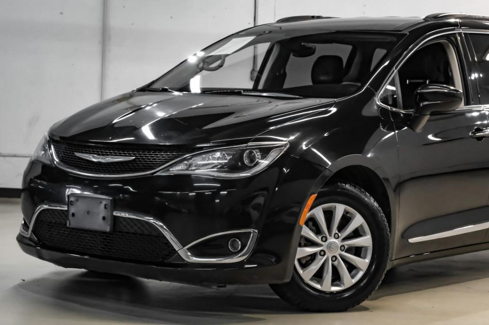 2017 Brilliant Black Crystal Pearlcoat /Black/Alloy Chrysler Pacifica Touring L (2C4RC1BG4HR) with an 3.6L V6 24V VVT engine, Automatic transmission, located at 15300 Midway Rd., Addison, TX, 75001, (972) 702-0011, 32.958321, -96.838074- Photo#4