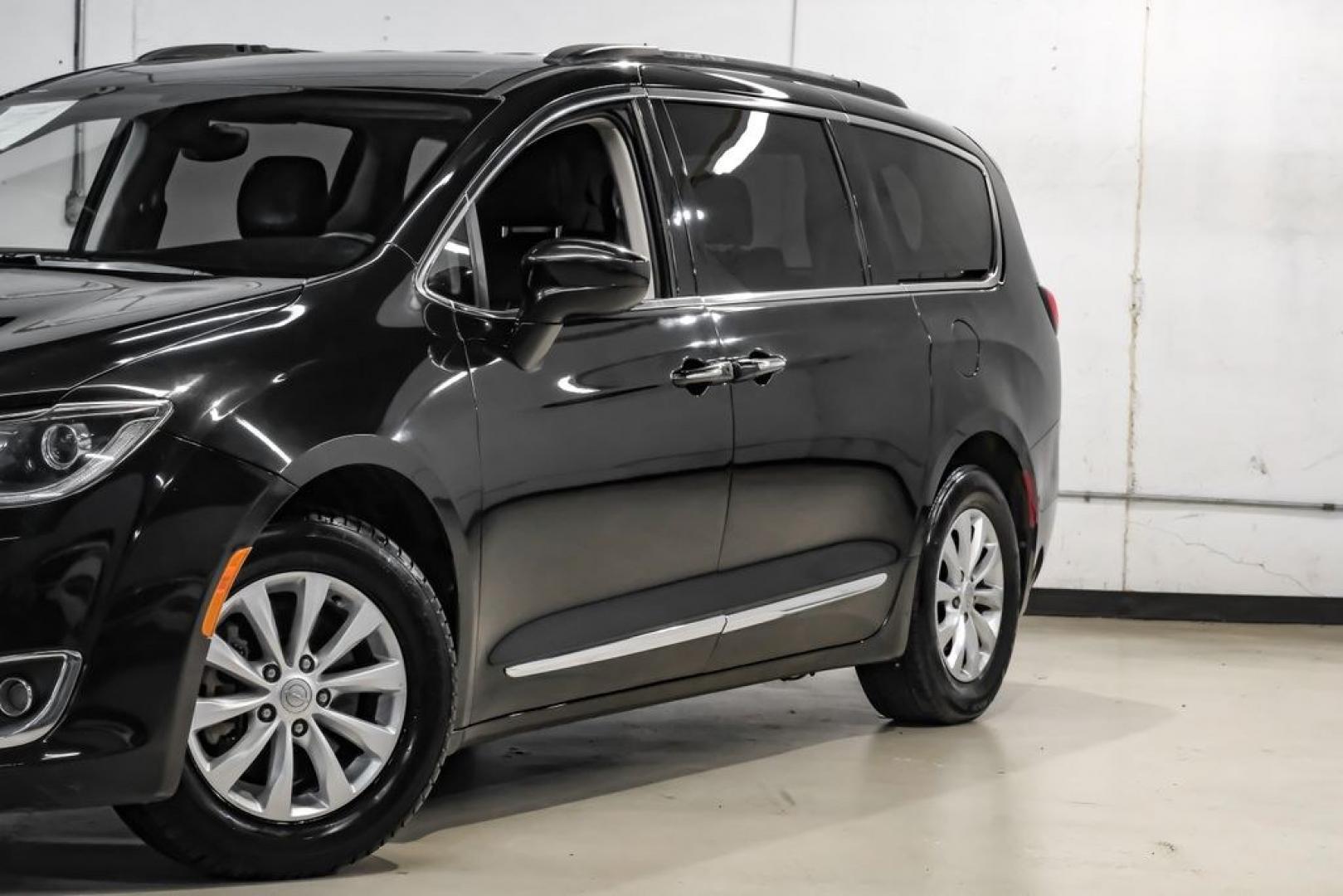 2017 Brilliant Black Crystal Pearlcoat /Black/Alloy Chrysler Pacifica Touring L (2C4RC1BG4HR) with an 3.6L V6 24V VVT engine, Automatic transmission, located at 15300 Midway Rd., Addison, TX, 75001, (972) 702-0011, 32.958321, -96.838074- Photo#5