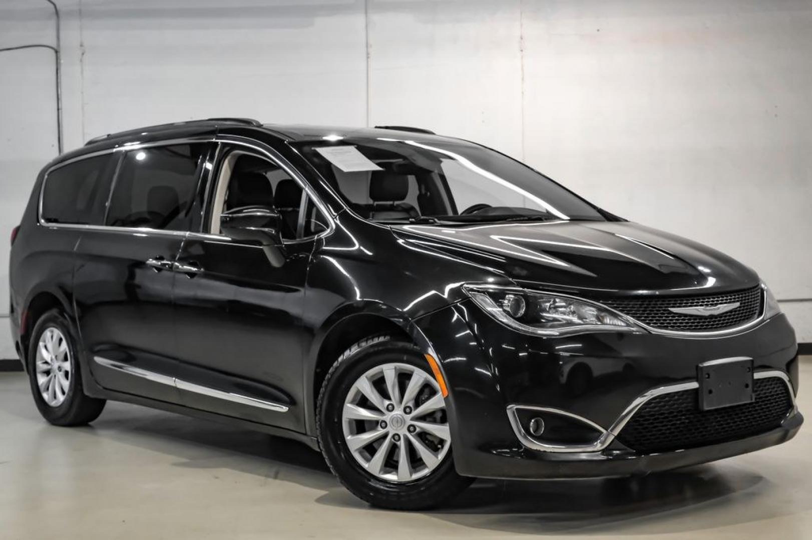 2017 Brilliant Black Crystal Pearlcoat /Black/Alloy Chrysler Pacifica Touring L (2C4RC1BG4HR) with an 3.6L V6 24V VVT engine, Automatic transmission, located at 15300 Midway Rd., Addison, TX, 75001, (972) 702-0011, 32.958321, -96.838074- Photo#6